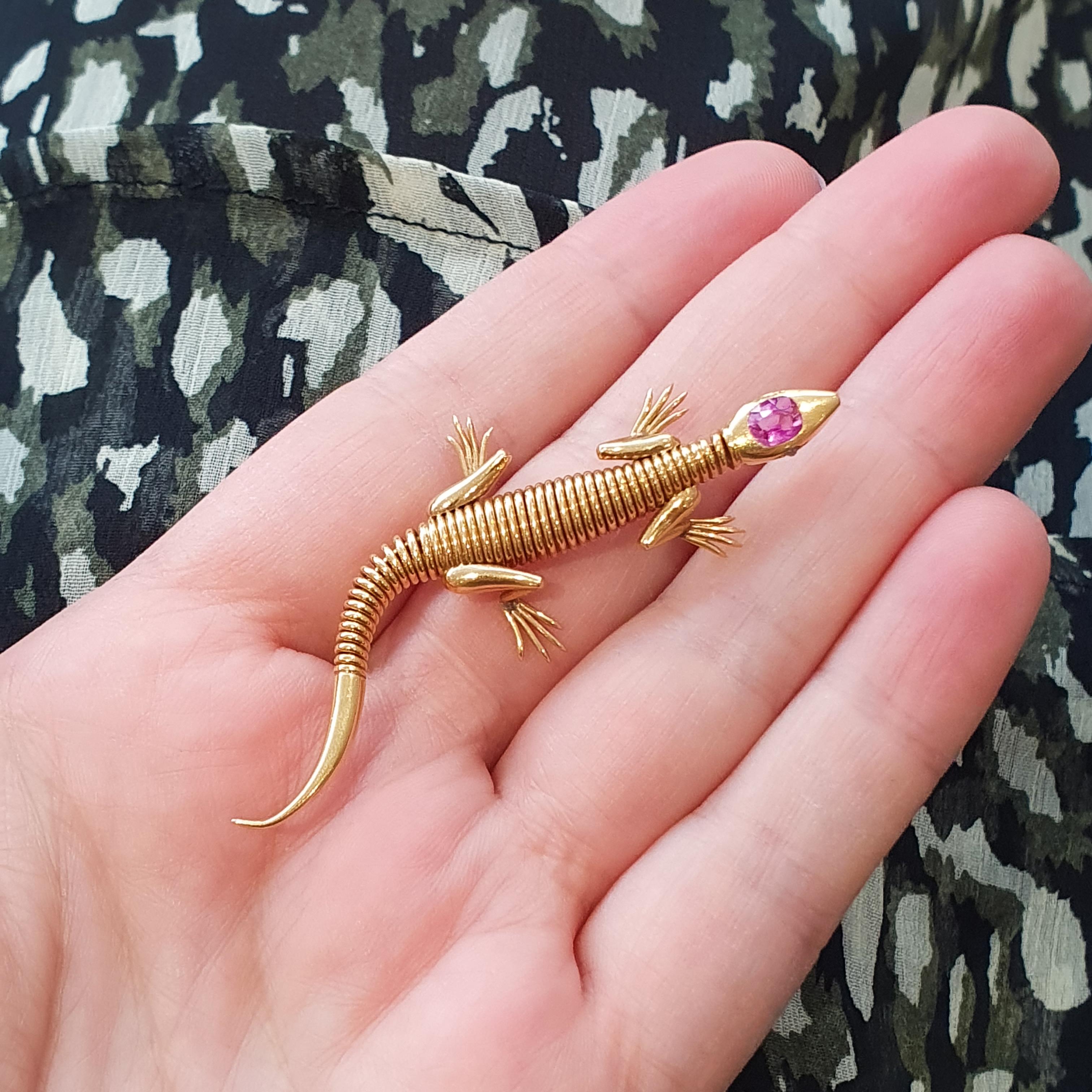 Die Animal Lizard Broschenklammer aus 18k Gelbgold ist ein faszinierendes Schmuckstück. Diese Brosche mit Eidechsenmotiv wurde mit viel Liebe zum Detail gefertigt.

Die Augen der Eidechse sind mit Diamanten im Rosenschliff verziert, die ihr einen