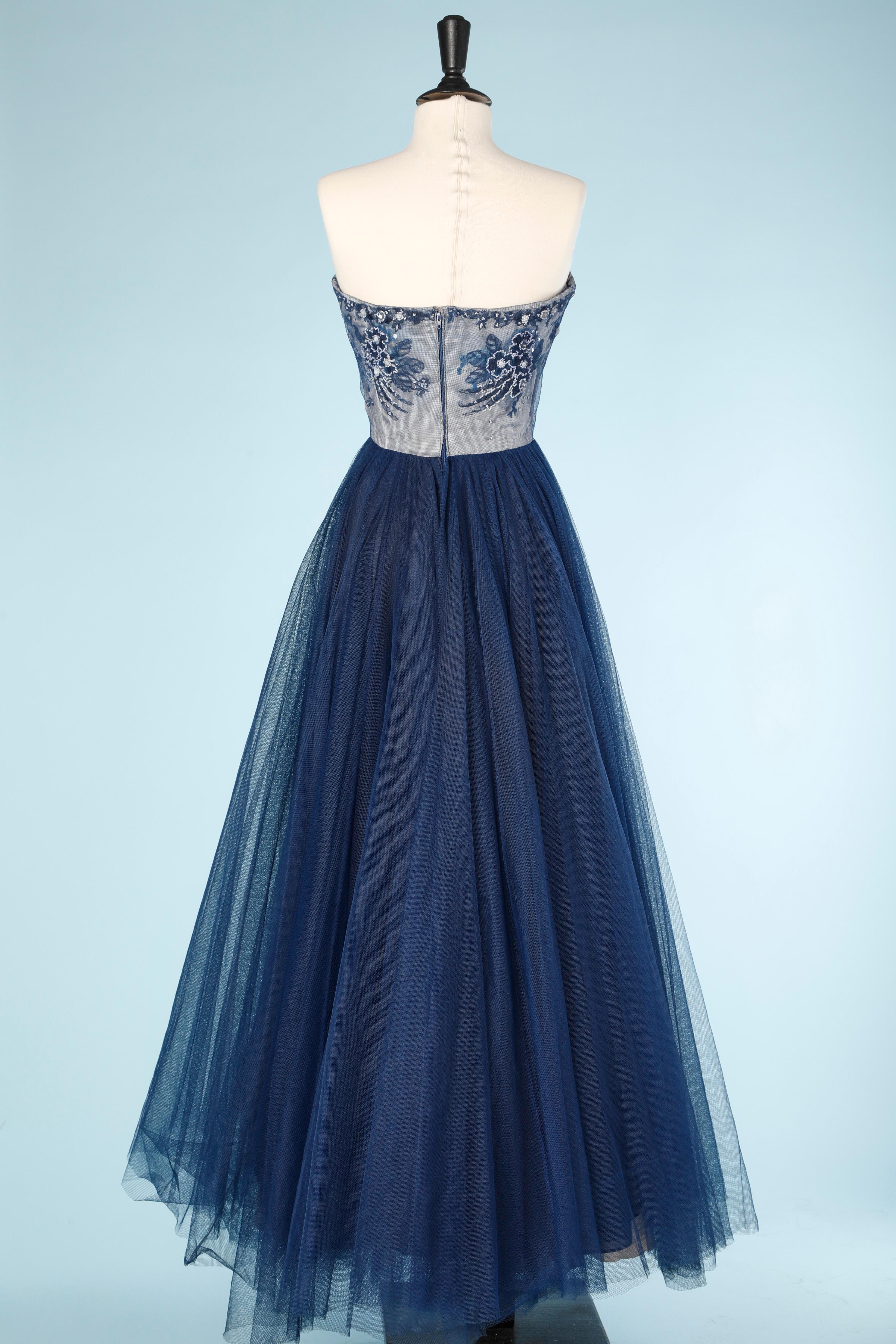 1950's long  navy blue embroidered evening ball gown  in tulle  In Good Condition For Sale In Saint-Ouen-Sur-Seine, FR