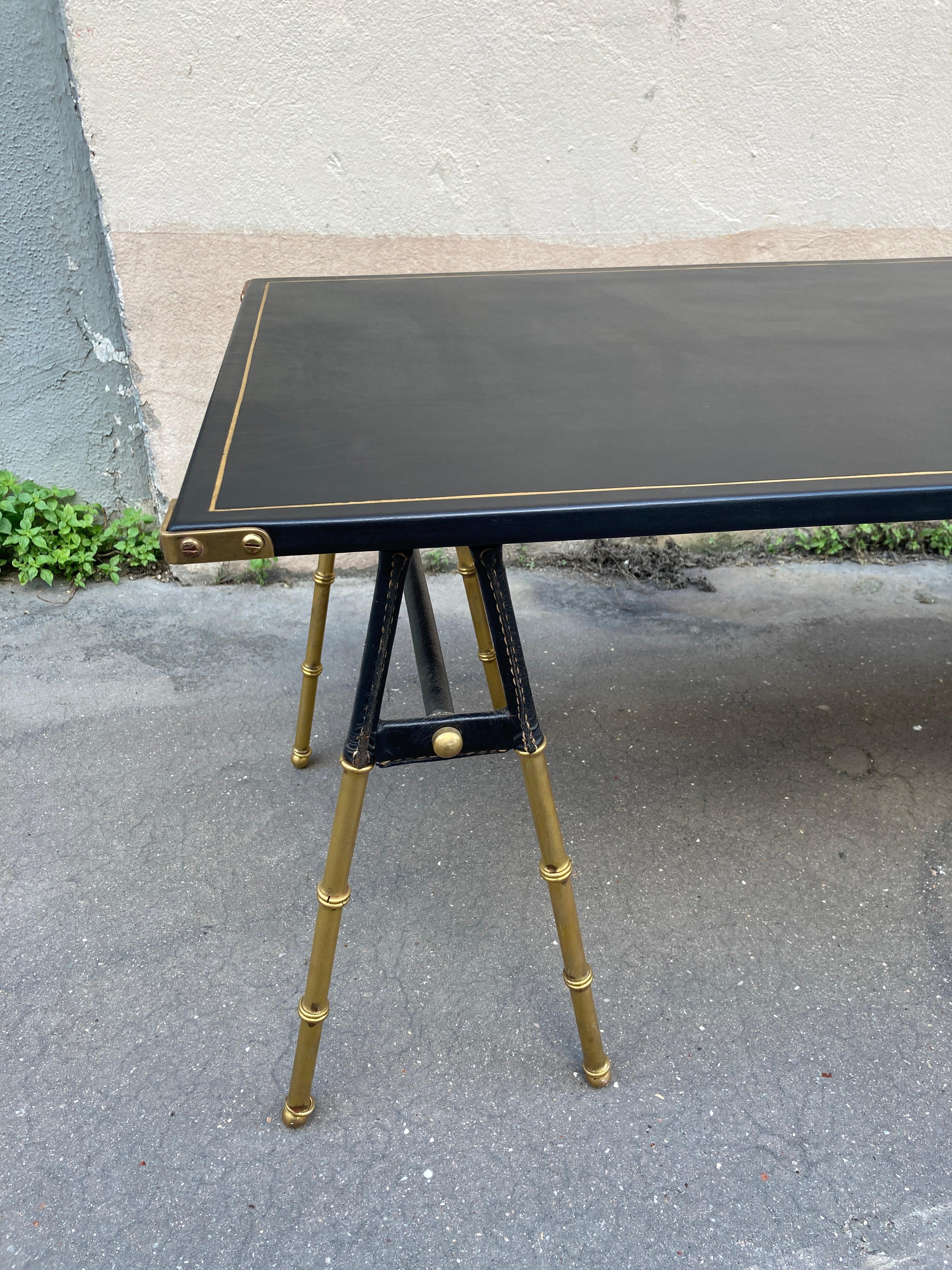 1950's Long Stitched Leder Cocktail Tisch von Jacques Adnet (Französisch) im Angebot