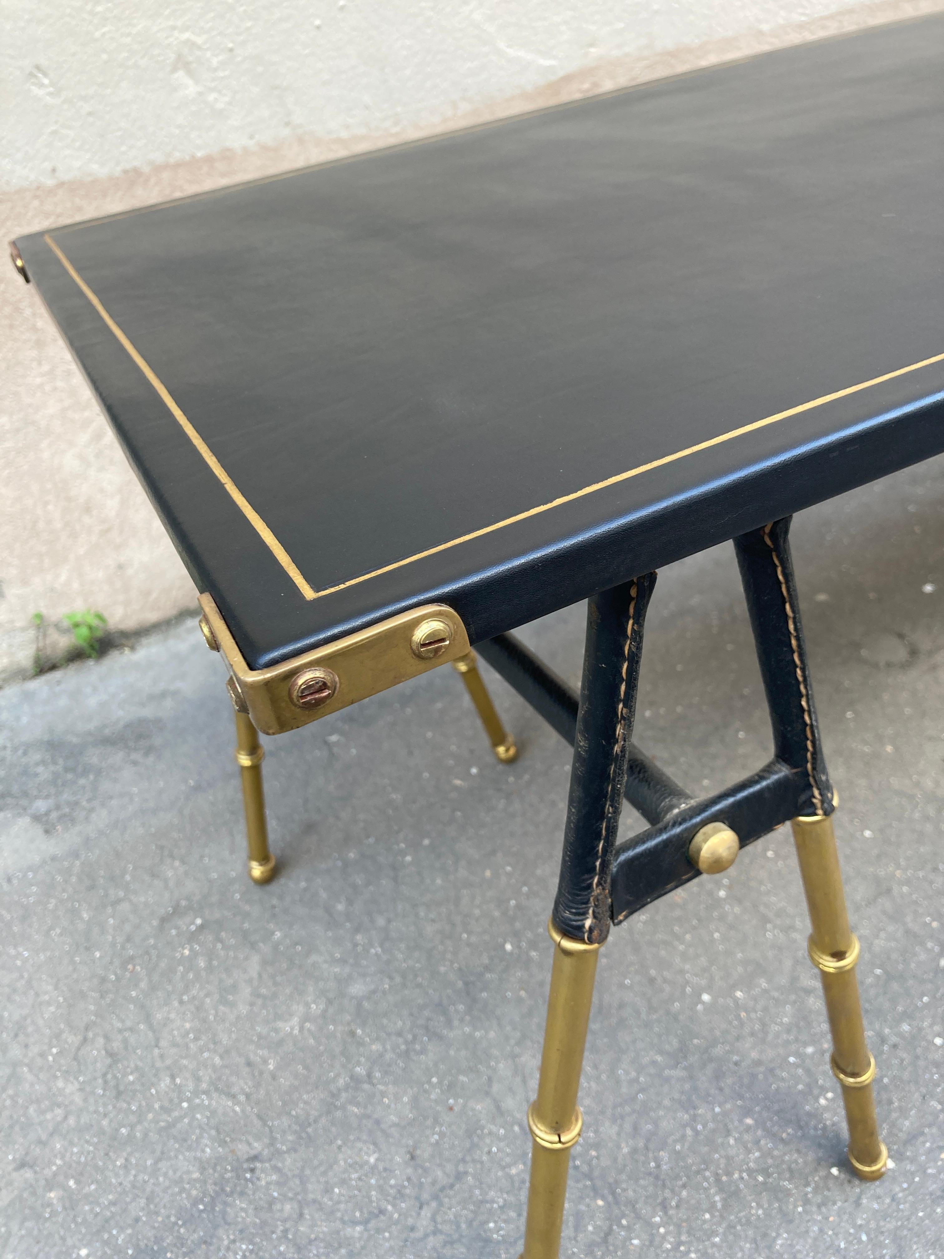 1950's Long Stitched Leder Cocktail Tisch von Jacques Adnet im Zustand „Gut“ im Angebot in Bois-Colombes, FR