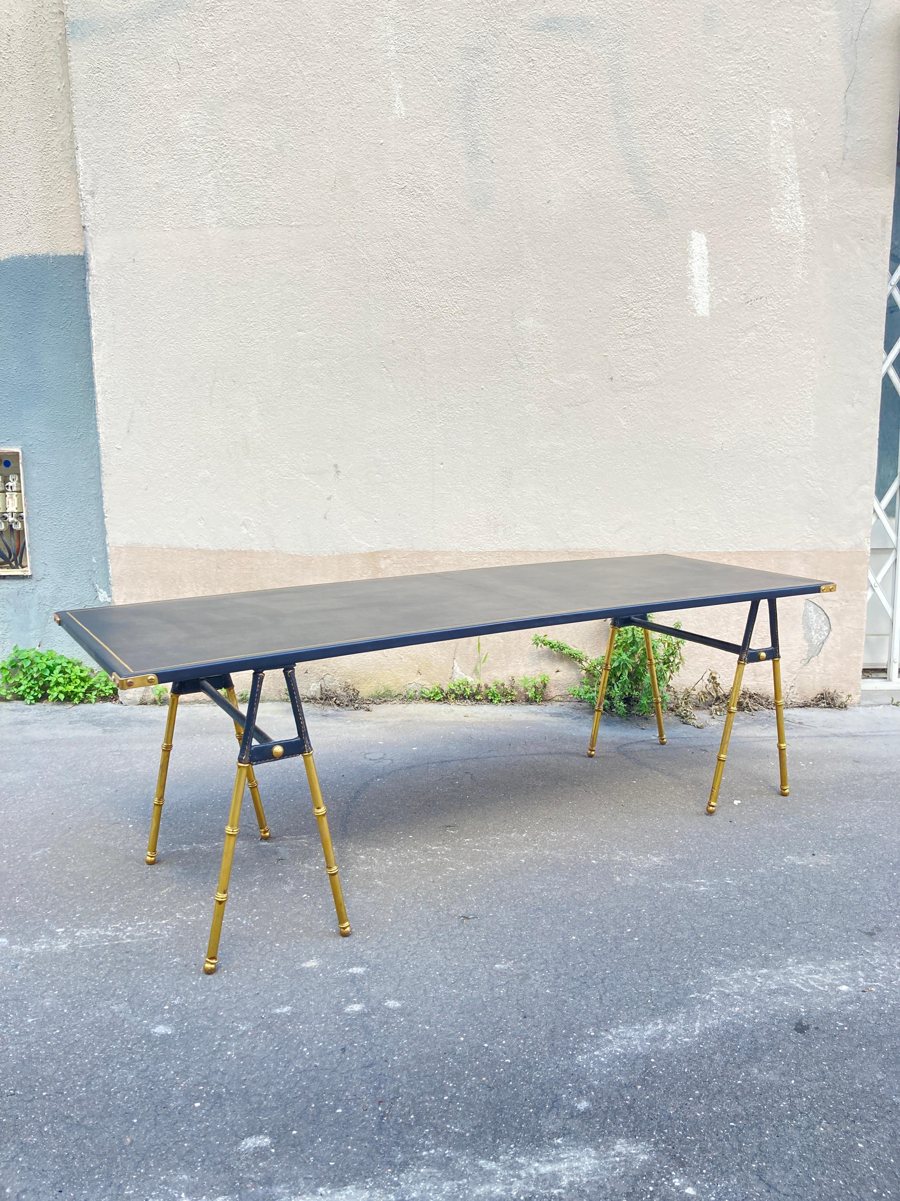 1950's Long Stitched Leder Cocktail Tisch von Jacques Adnet (Mitte des 20. Jahrhunderts) im Angebot