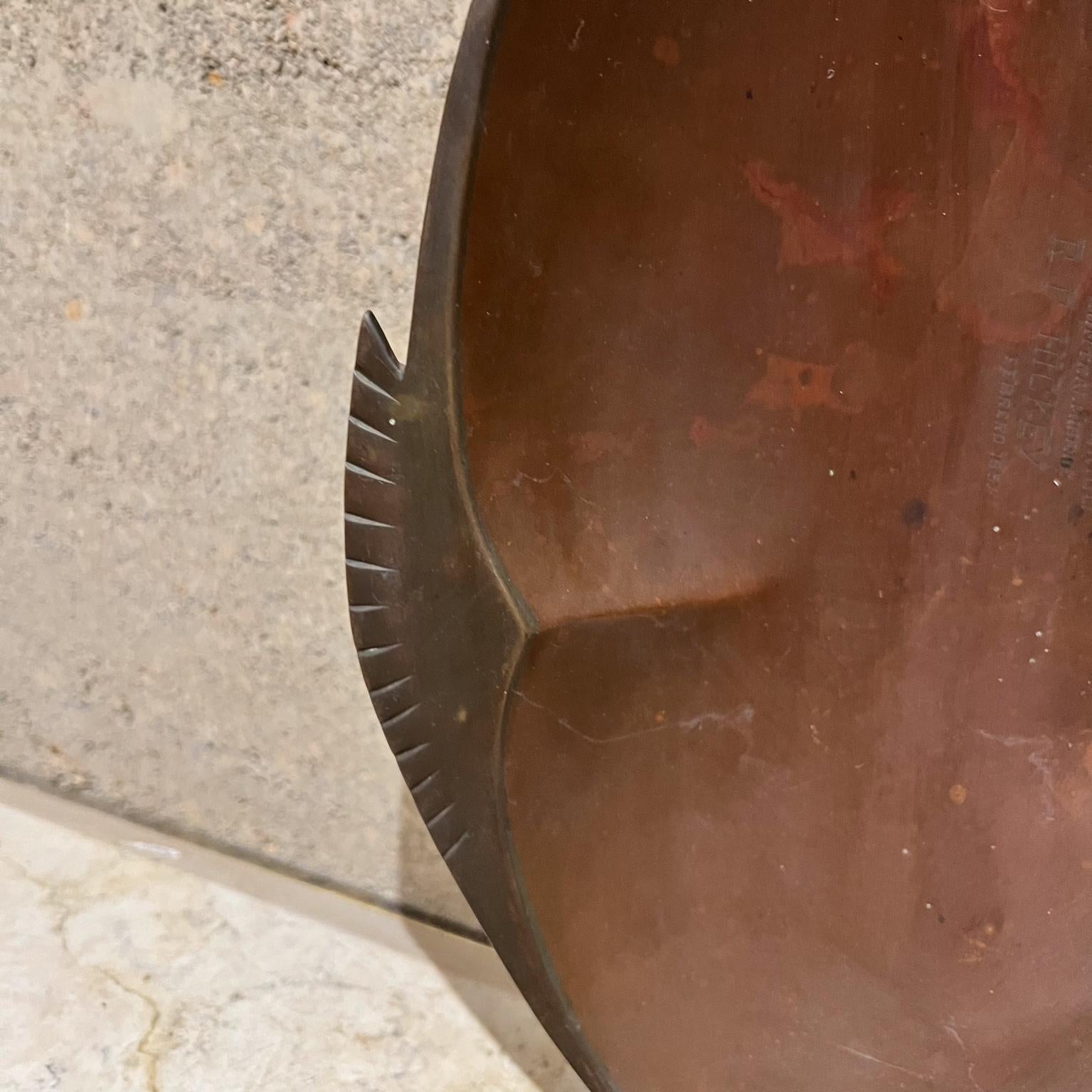 Milieu du XXe siècle 1950s Los Castillo Decorative Dish Bronze Fish Shaped Bowl Taxco Mexico en vente