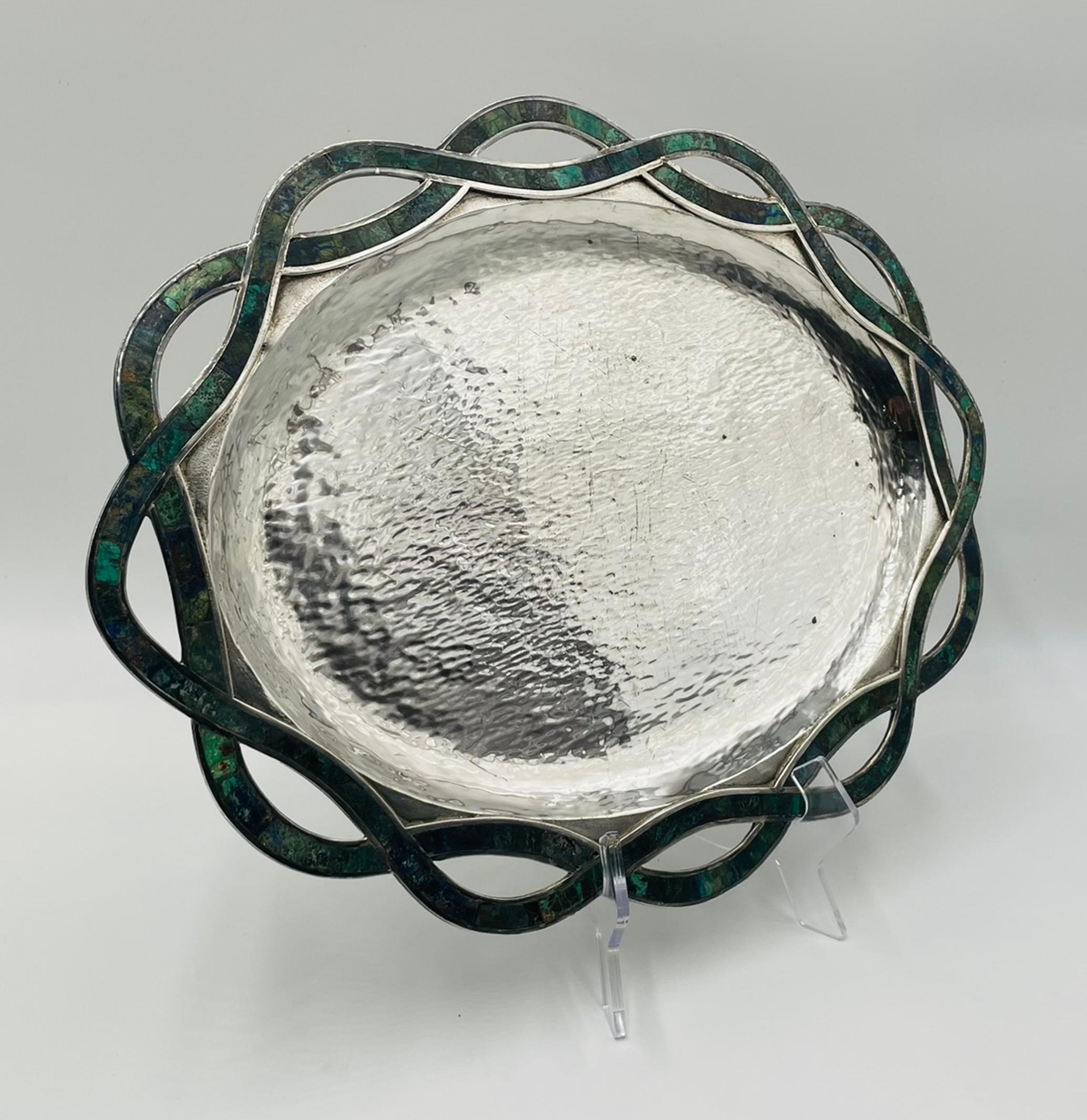 Ce remarquable plateau de service en argent plaqué des années 1950 a été conçu et fabriqué par le célèbre atelier Los Castillo à Taxco, dans l'État de Guerrero, l'un des ateliers les plus influents dans le développement de l'argenterie mexicaine du