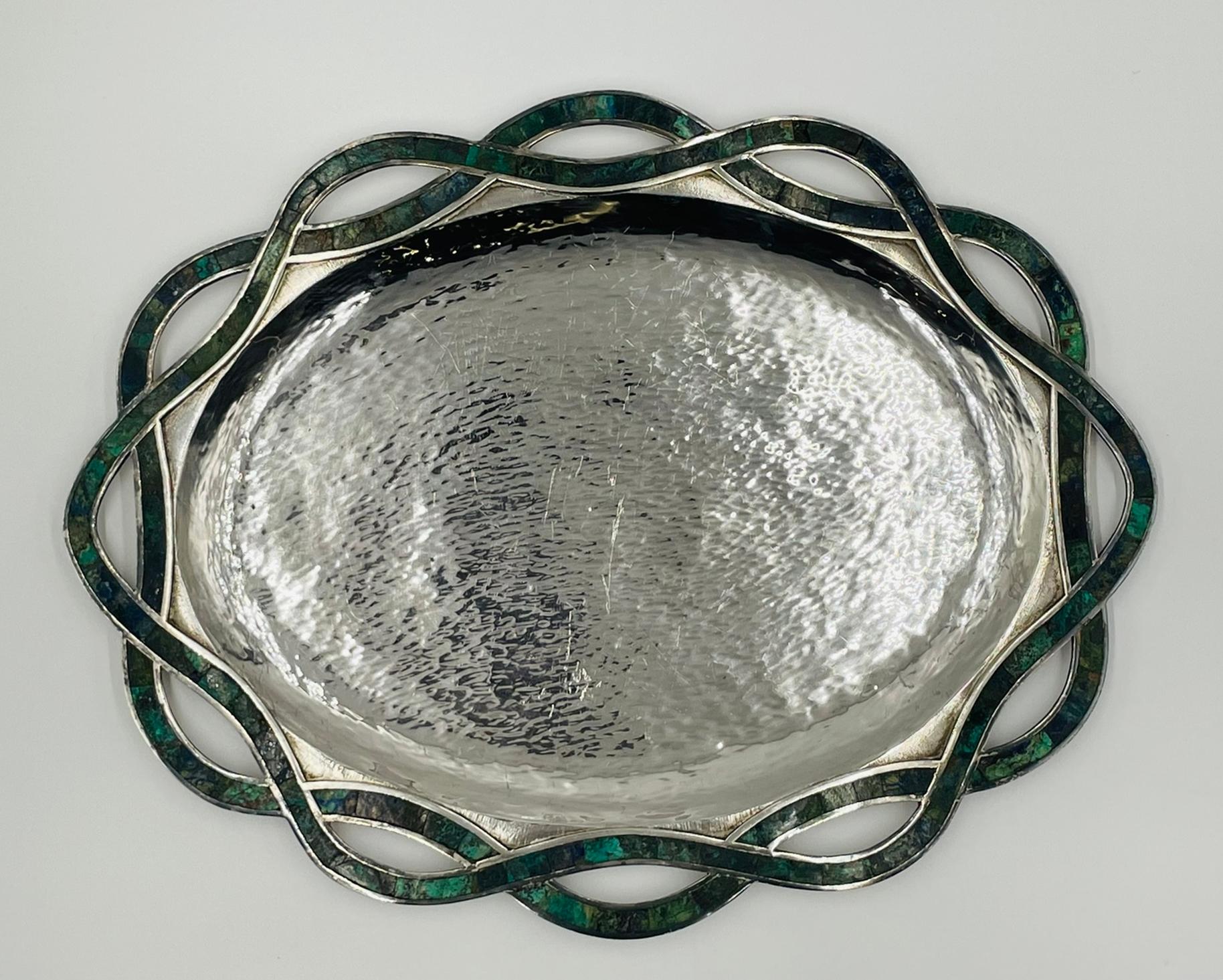 Plateau artisanal des années 1950 de Los Castillo avec incrustation de malachite et de lapis, Mexique moderne Bon état - En vente à Los Angeles, CA