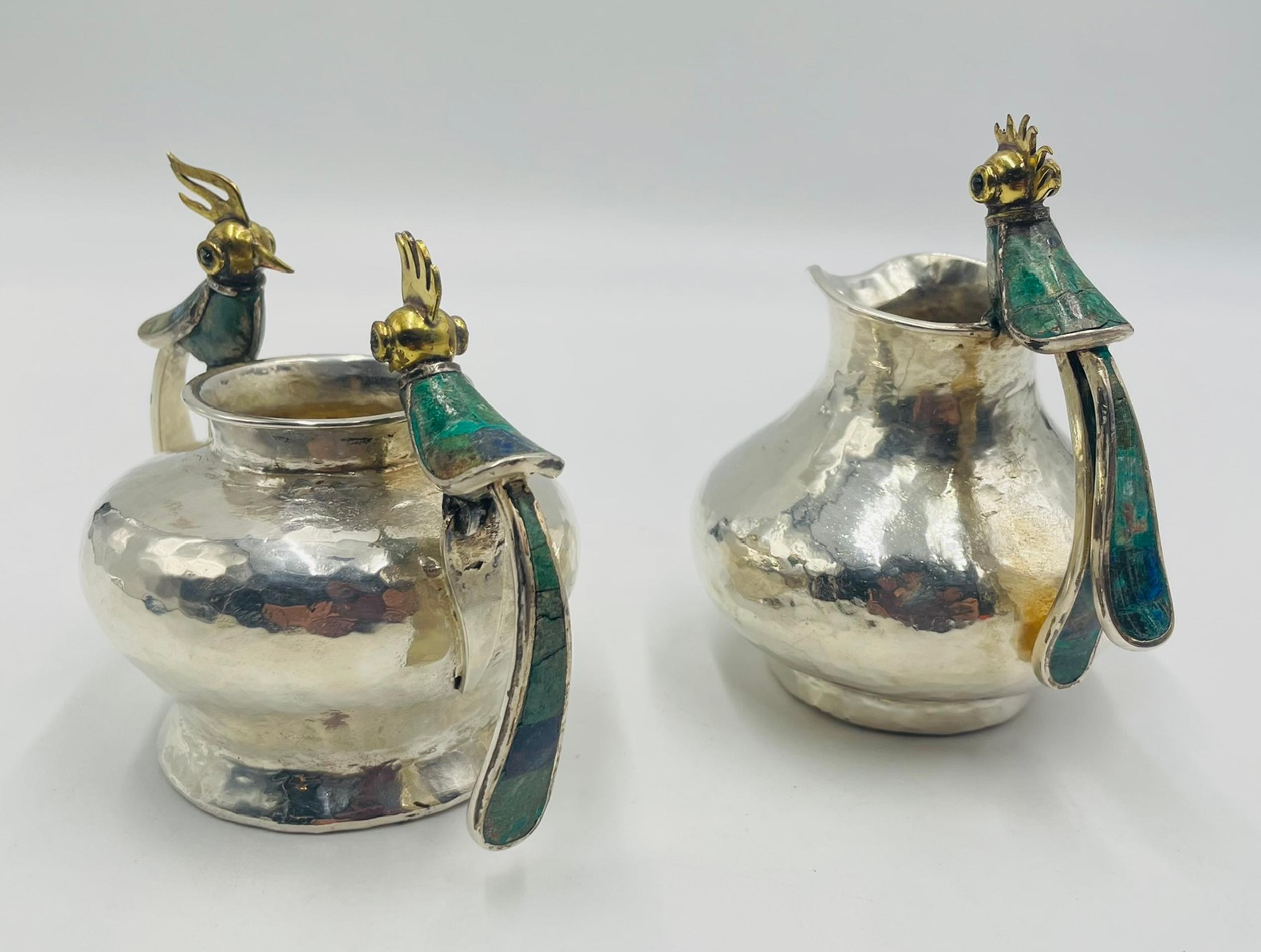 Ein skurriles und sammelwürdiges Set aus versilbertem Milchkännchen und Zuckerdose aus den 1950er Jahren, entworfen und hergestellt von der legendären Werkstatt Los Castillo in Taxco, Mexiko. Jedes Gefäß ist aus massivem Messing handgeschmiedet und