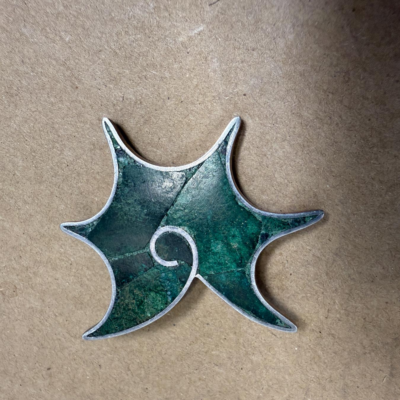 Los Castillo Brooch Pin Malachite Silver Tile Mosaico Azteca
made in Mexico
stamped by maker
2.25 W x 1.88 H x .38 D
0.67 grams
Preowned original vintage, refer to listed images.