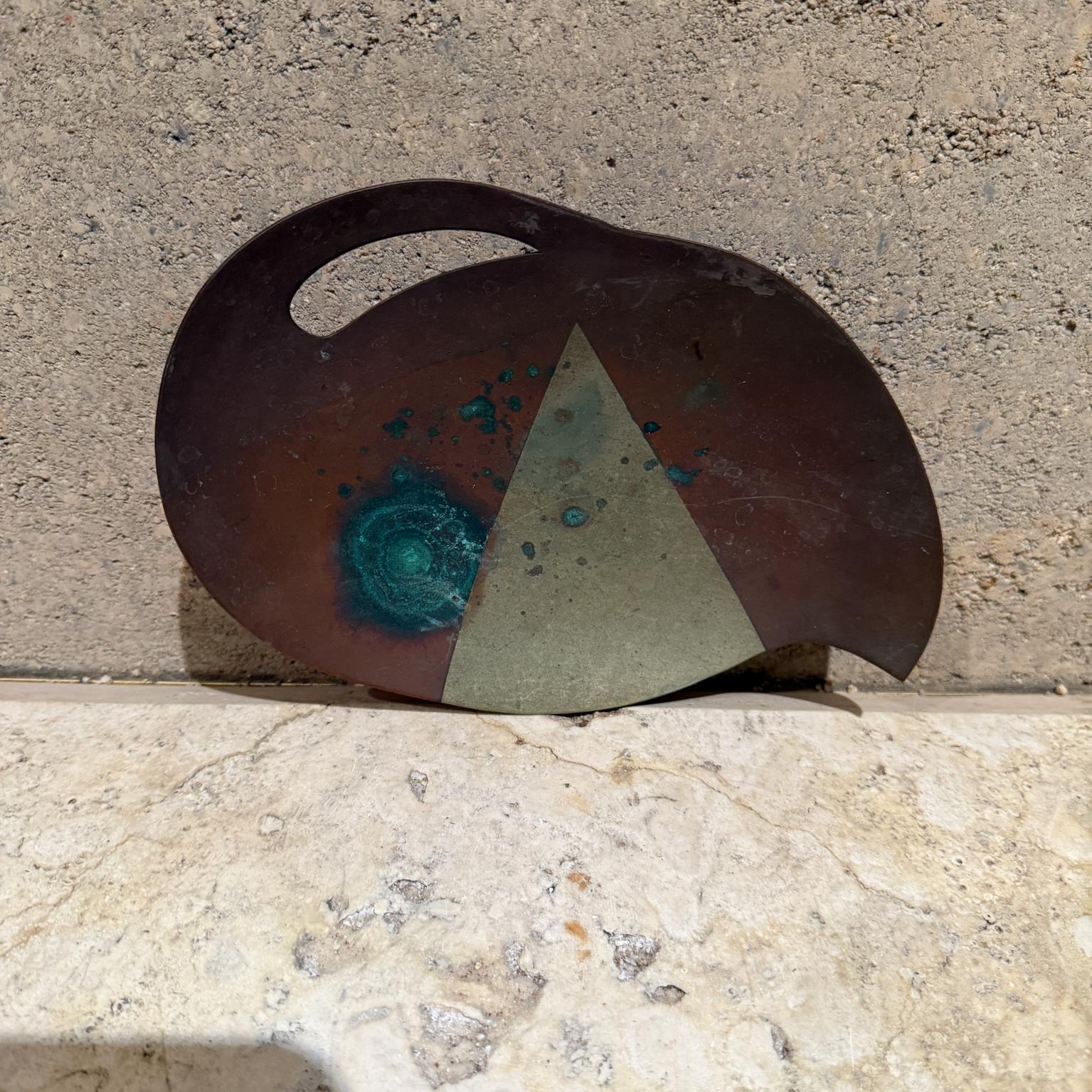 Plat sculptural en métal patiné Los Castillo des années 1950 en vente 4