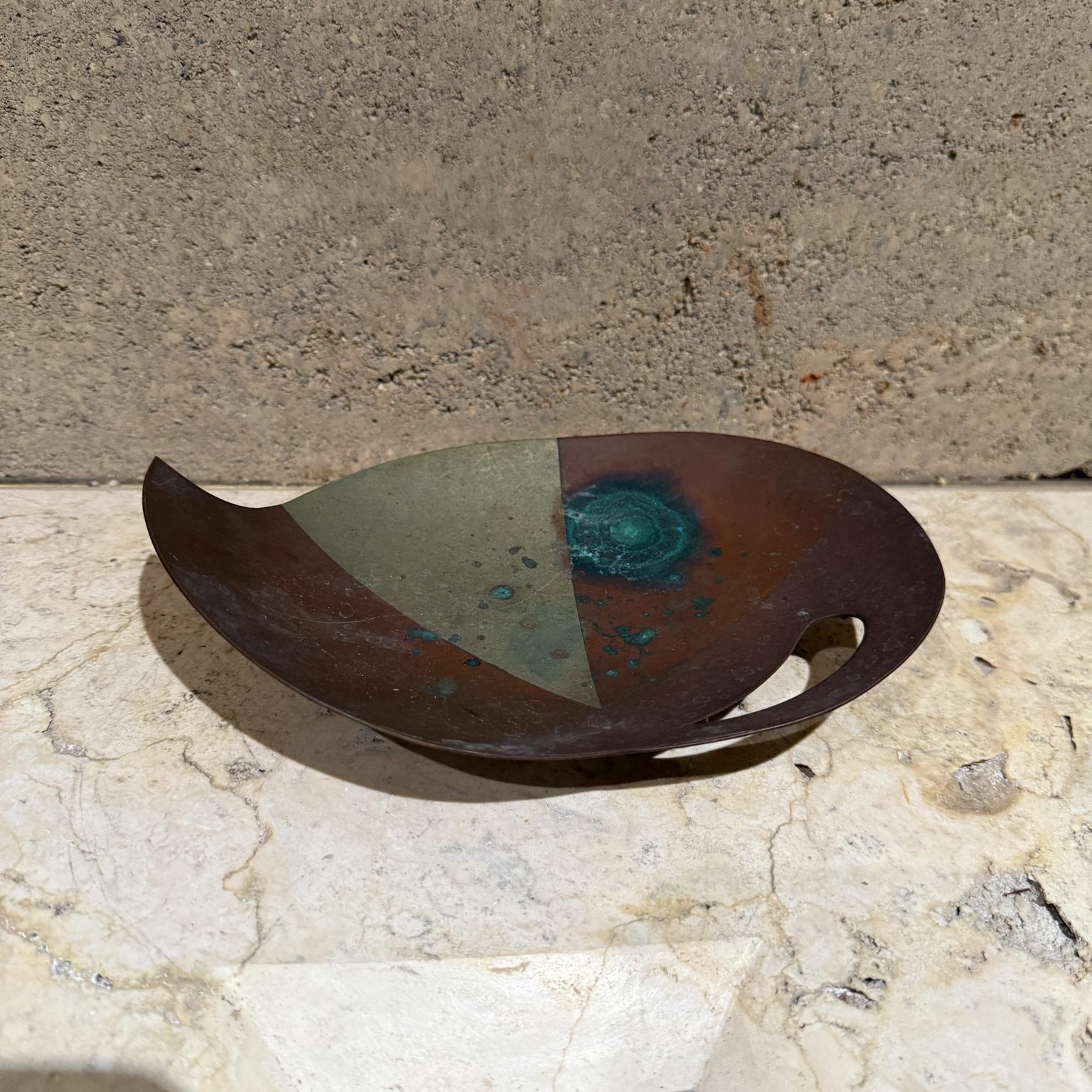 Plat sculptural en métal patiné Los Castillo des années 1950 État moyen - En vente à Chula Vista, CA