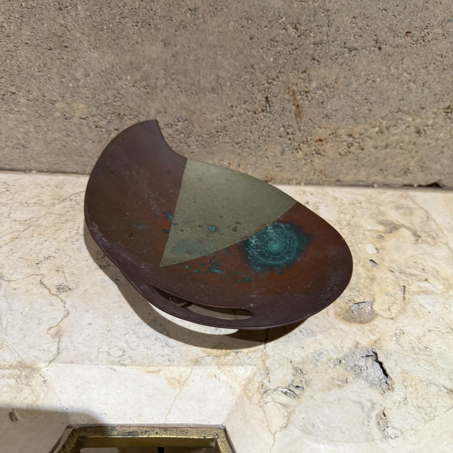 Milieu du XXe siècle Plat sculptural en métal patiné Los Castillo des années 1950 en vente