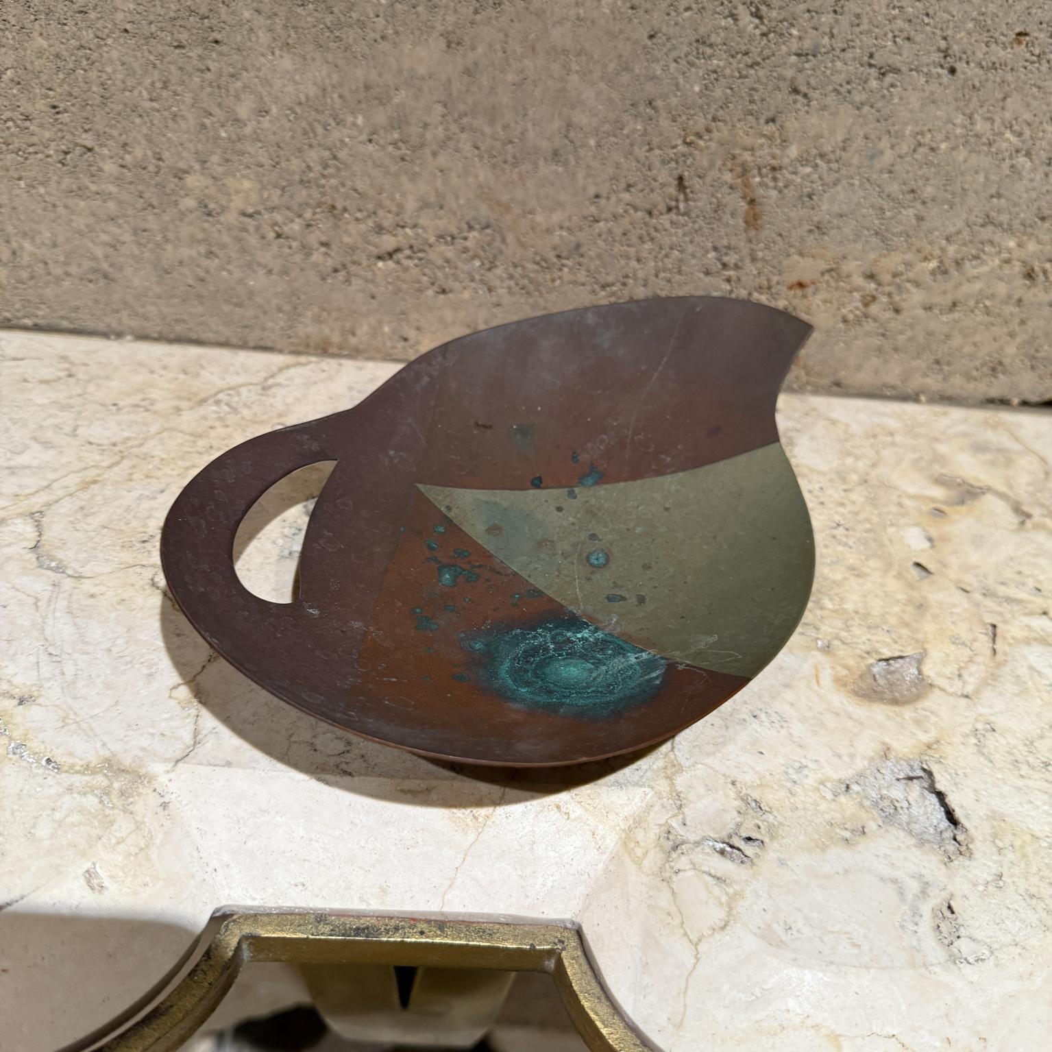 Laiton Plat sculptural en métal patiné Los Castillo des années 1950 en vente