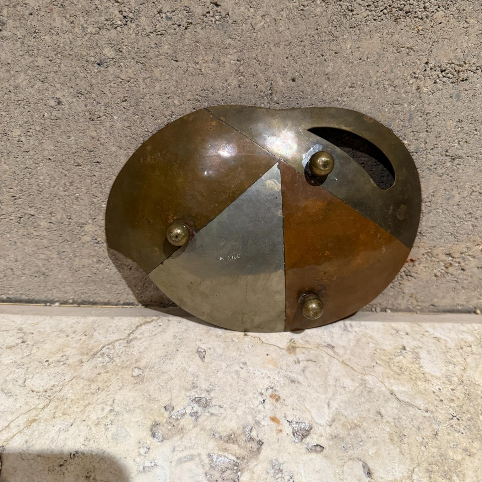 Plat sculptural en métal patiné Los Castillo des années 1950 en vente 2