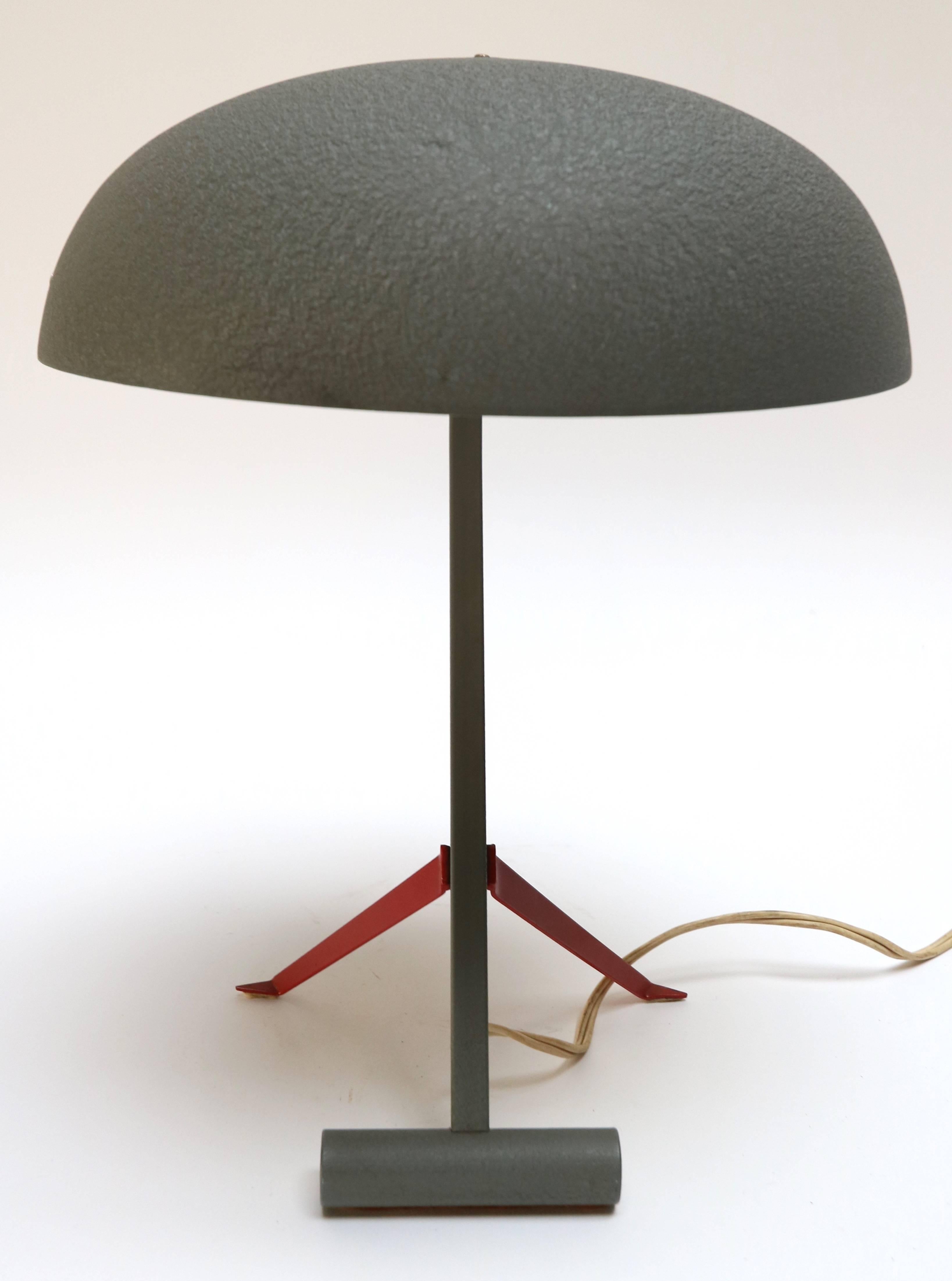 Néerlandais Lampe de table ou de bureau en métal gris Louis Kalff pour Philips, années 1950 en vente