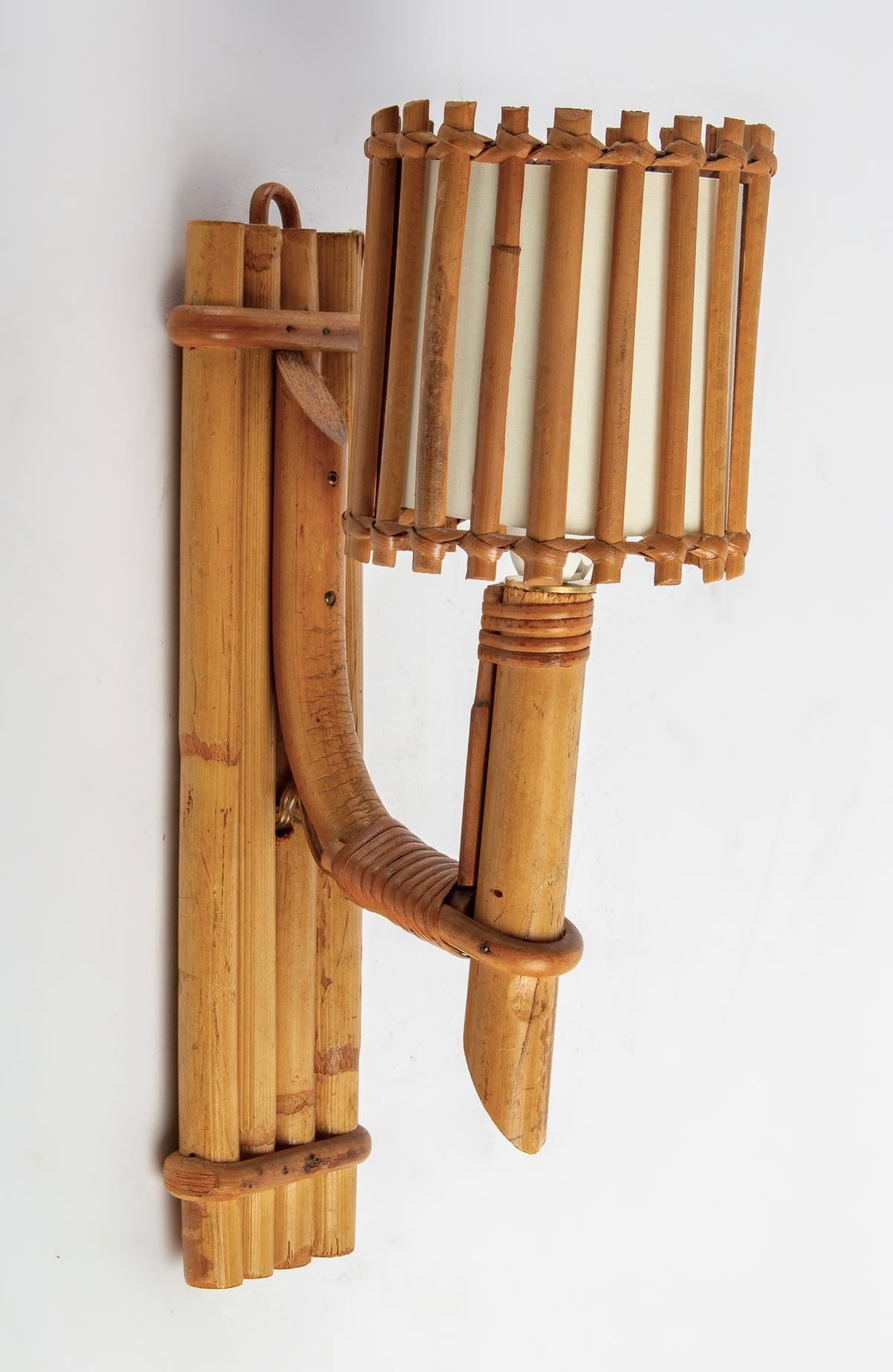 Composed of a wall support formed of several bamboo stalks assembled vertically by links in bamboo thread on which leaves a light arm composed of a descending bamboo stalk on which is positioned another ascending bamboo stalk acting as a light arm.