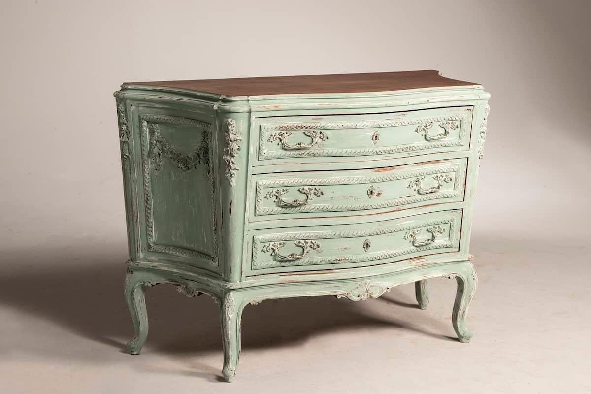 Kommode im Stil Louis XV aus den 1950er Jahren in gebeiztem Nussbaum.  Die Kommode ist intakt, mit originalen Schlössern und Griffen aus dieser Zeit.  Diese neuen Details verleihen der Kommode ein neues Leben und einen neuen Look.  

Abmessungen: