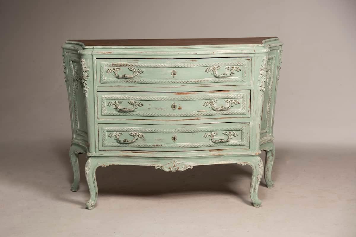 Kommode im Louis XV-Stil der 1950er Jahre aus gebeiztem Nussbaumholz (Mitte des 20. Jahrhunderts) im Angebot