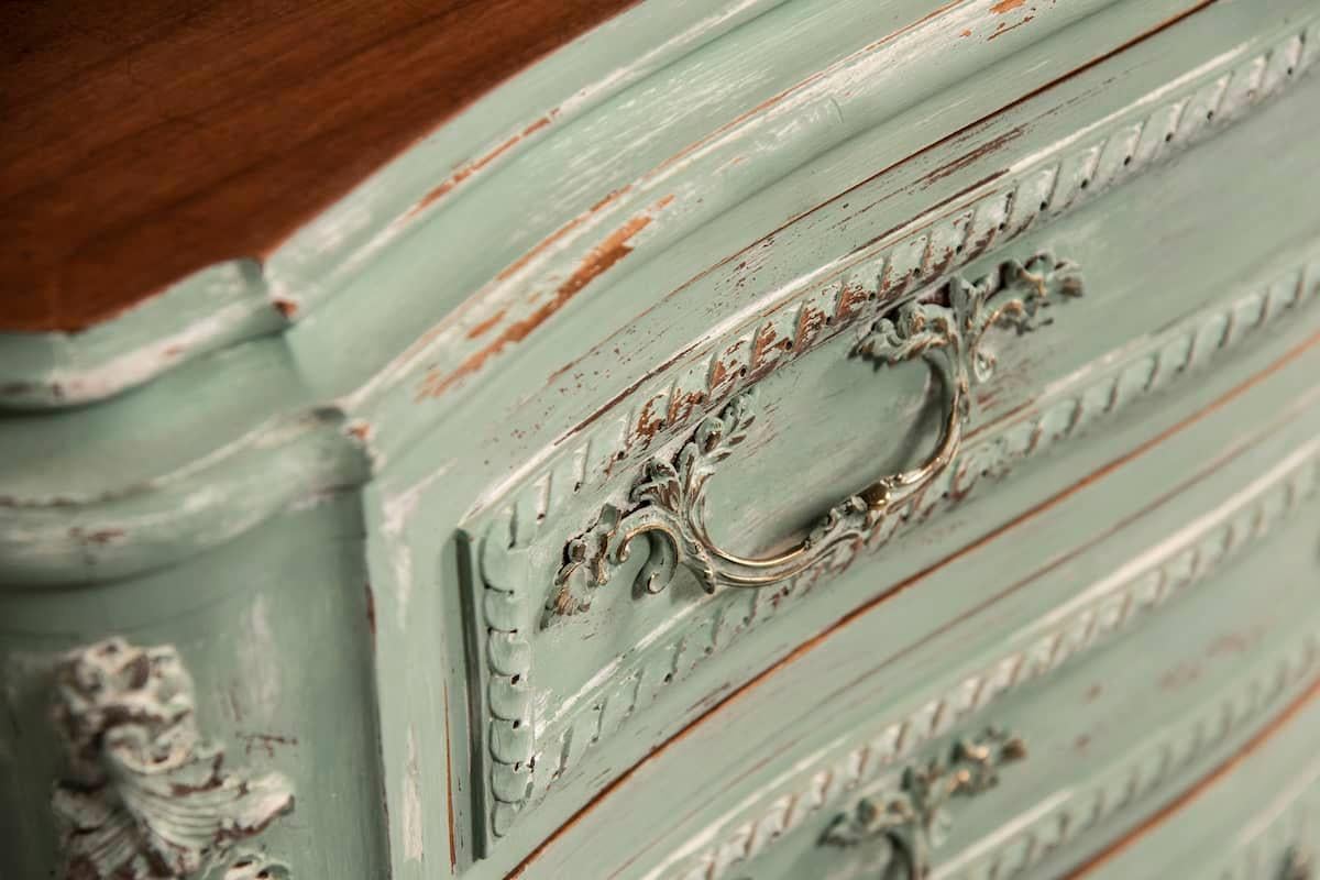 Kommode im Louis XV-Stil der 1950er Jahre aus gebeiztem Nussbaumholz im Angebot 1