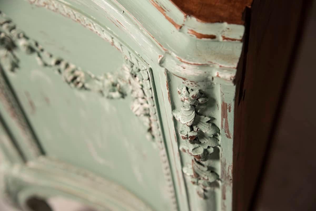 Kommode im Louis XV-Stil der 1950er Jahre aus gebeiztem Nussbaumholz im Angebot 3