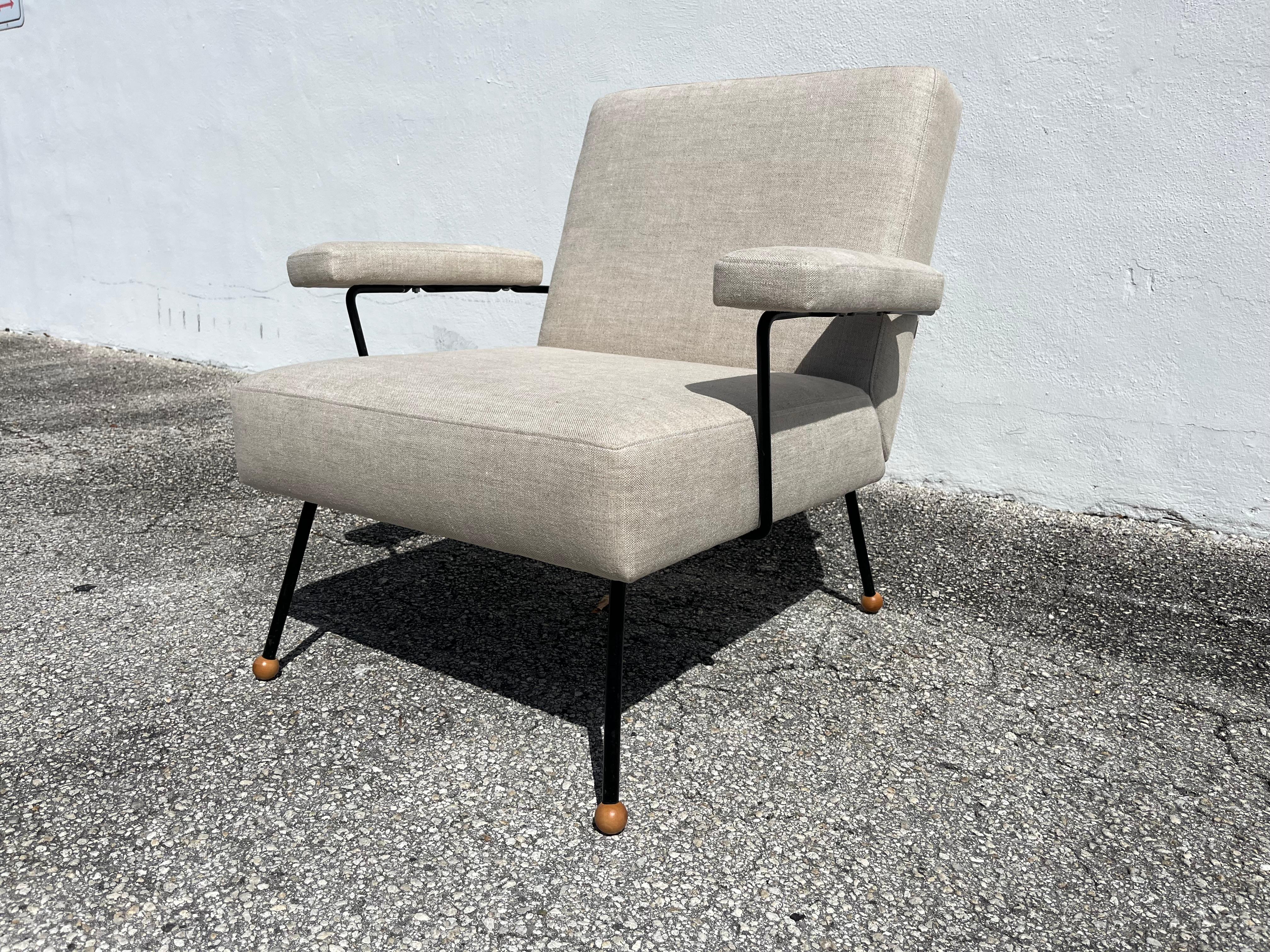 Silla de salón de los años 50 atribuida a Milo Baughman, hierro negro, lino Kravet Beligan en venta 5