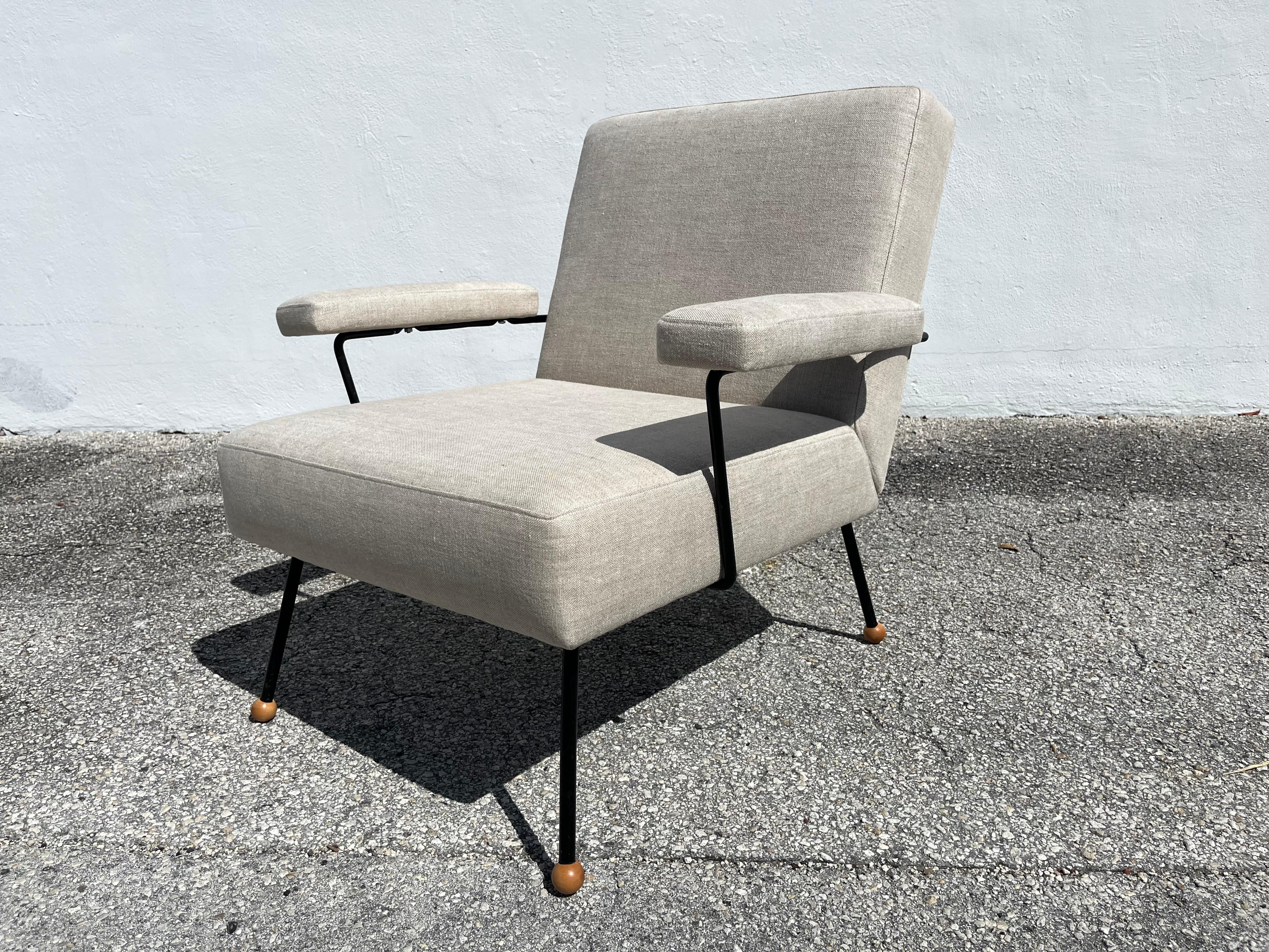 Una Silla de salón de los años 50 atribuida a Milo Baughman, estructura y patas de hierro negro, recién retapizada en lino Kravet 100% Beligan. Sofá a juego disponible.