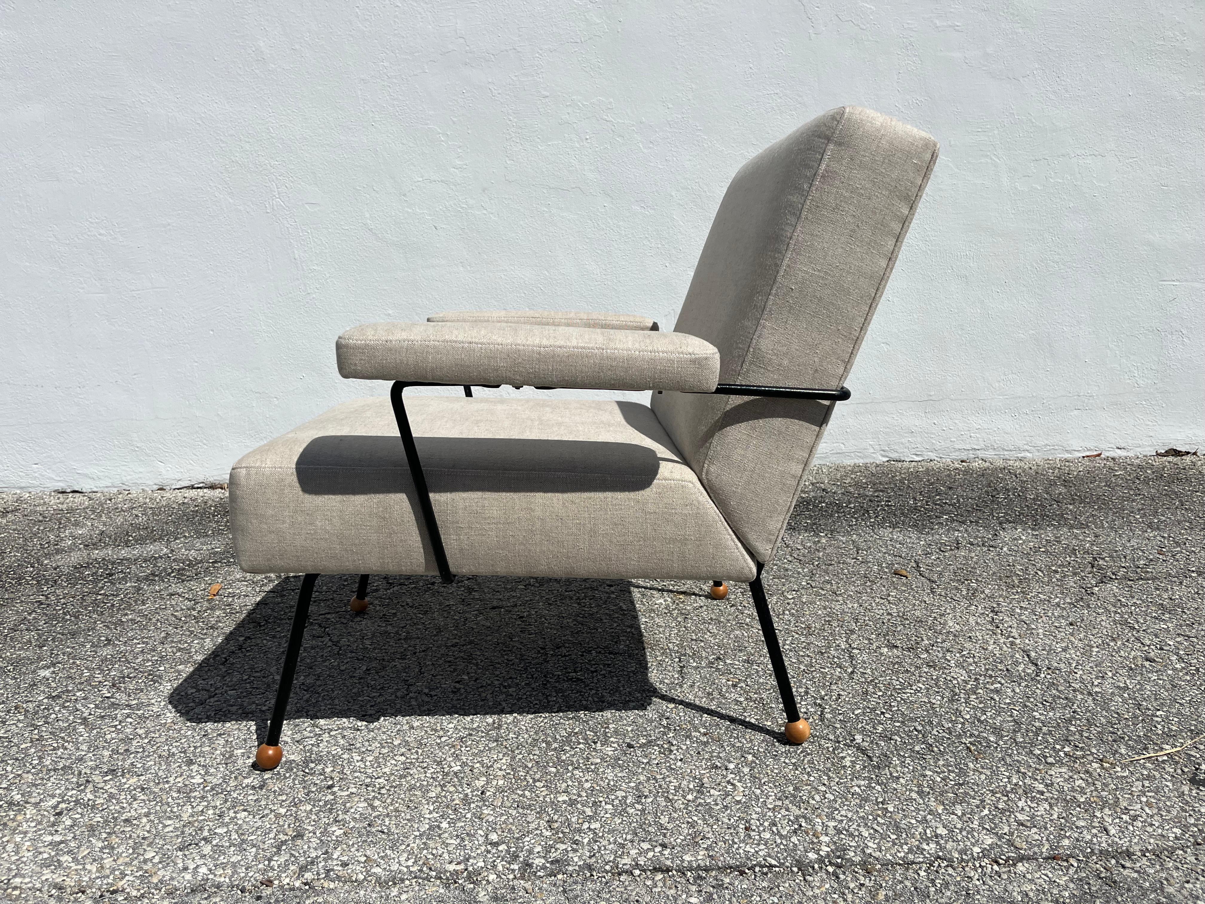 Silla de salón de los años 50 atribuida a Milo Baughman, hierro negro, lino Kravet Beligan Moderno de mediados de siglo en venta