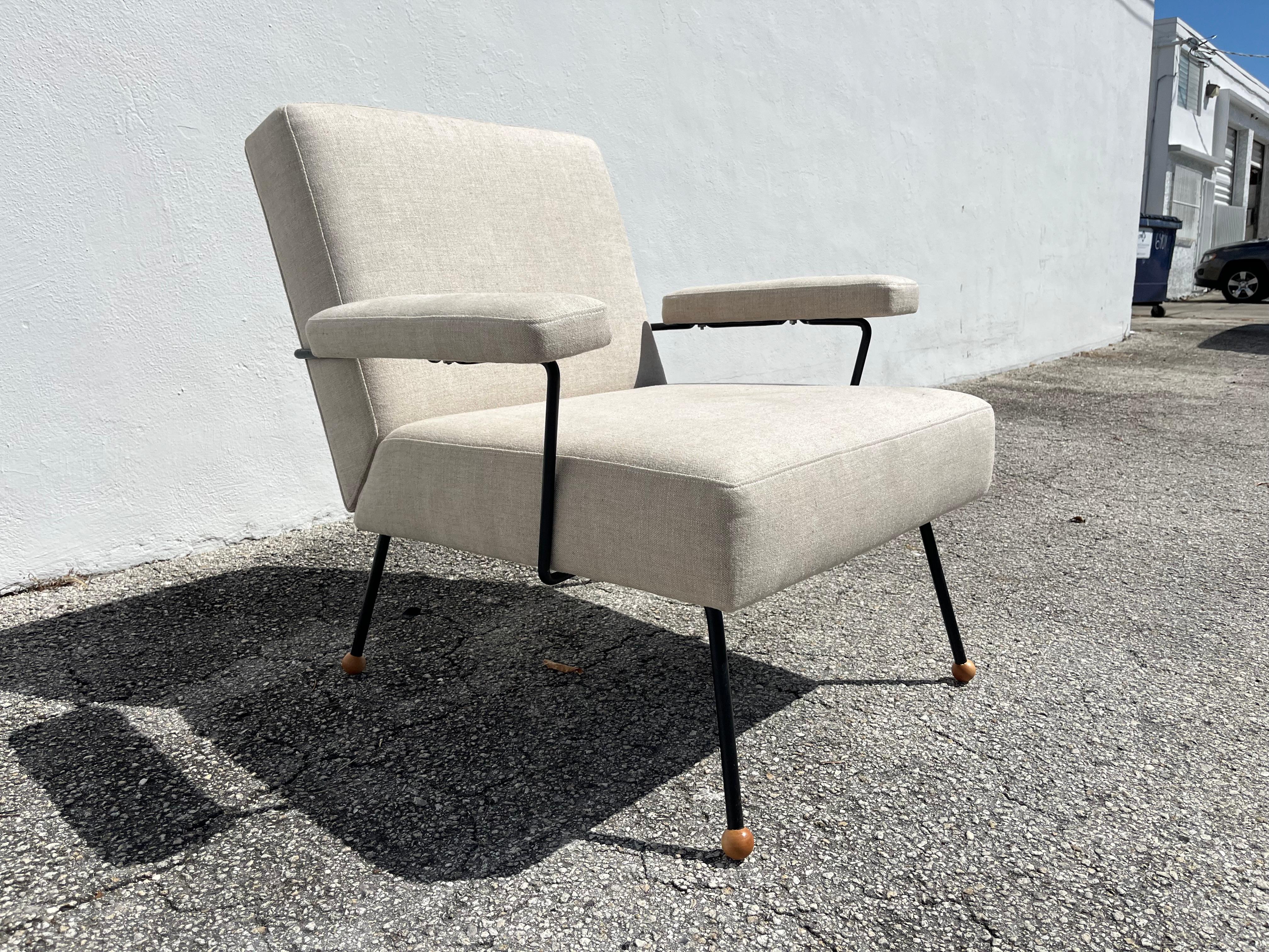 Silla de salón de los años 50 atribuida a Milo Baughman, hierro negro, lino Kravet Beligan Estadounidense en venta