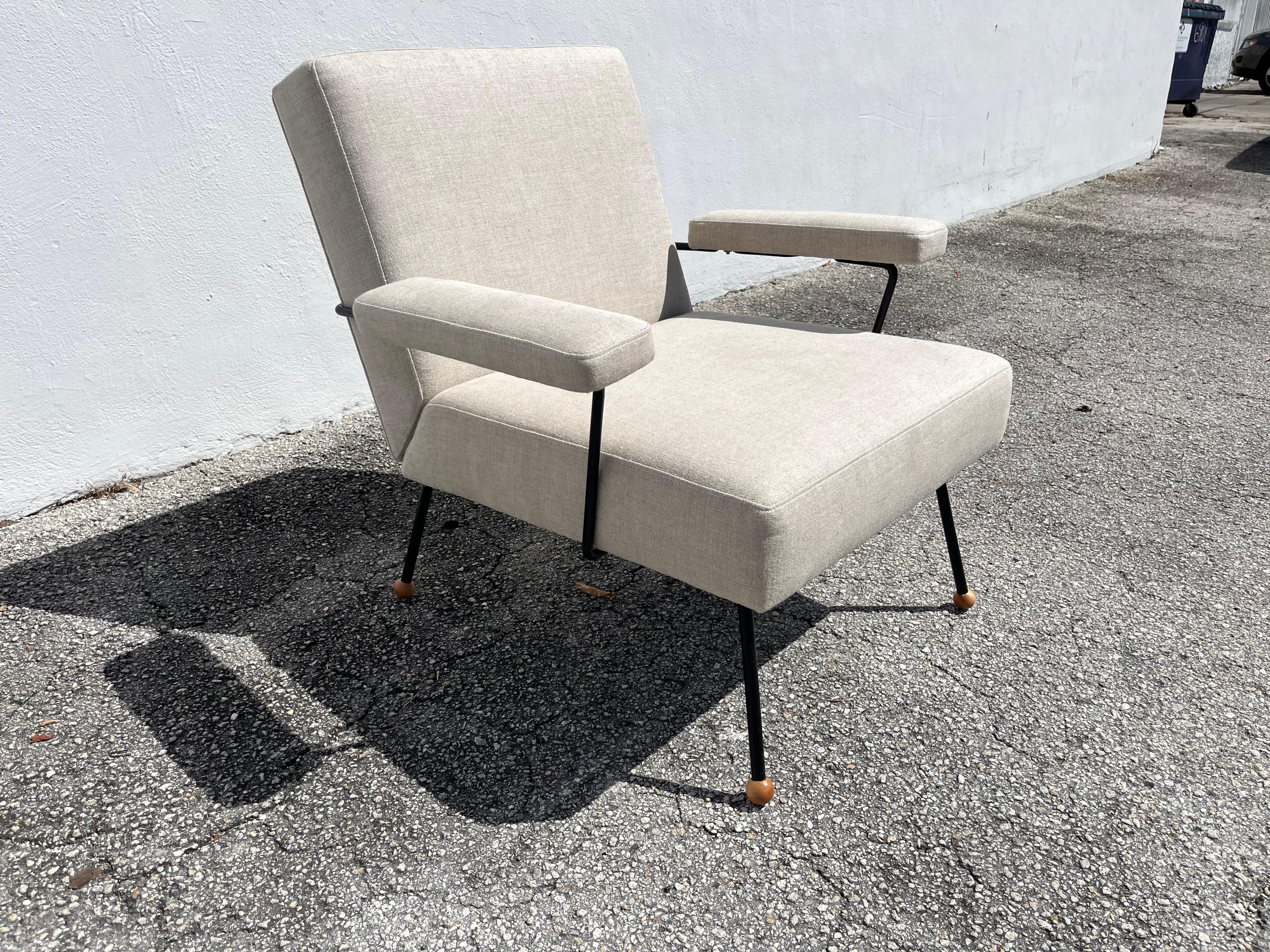 Silla de salón de los años 50 atribuida a Milo Baughman, hierro negro, lino Kravet Beligan en Excelente estado para la venta en Miami, FL