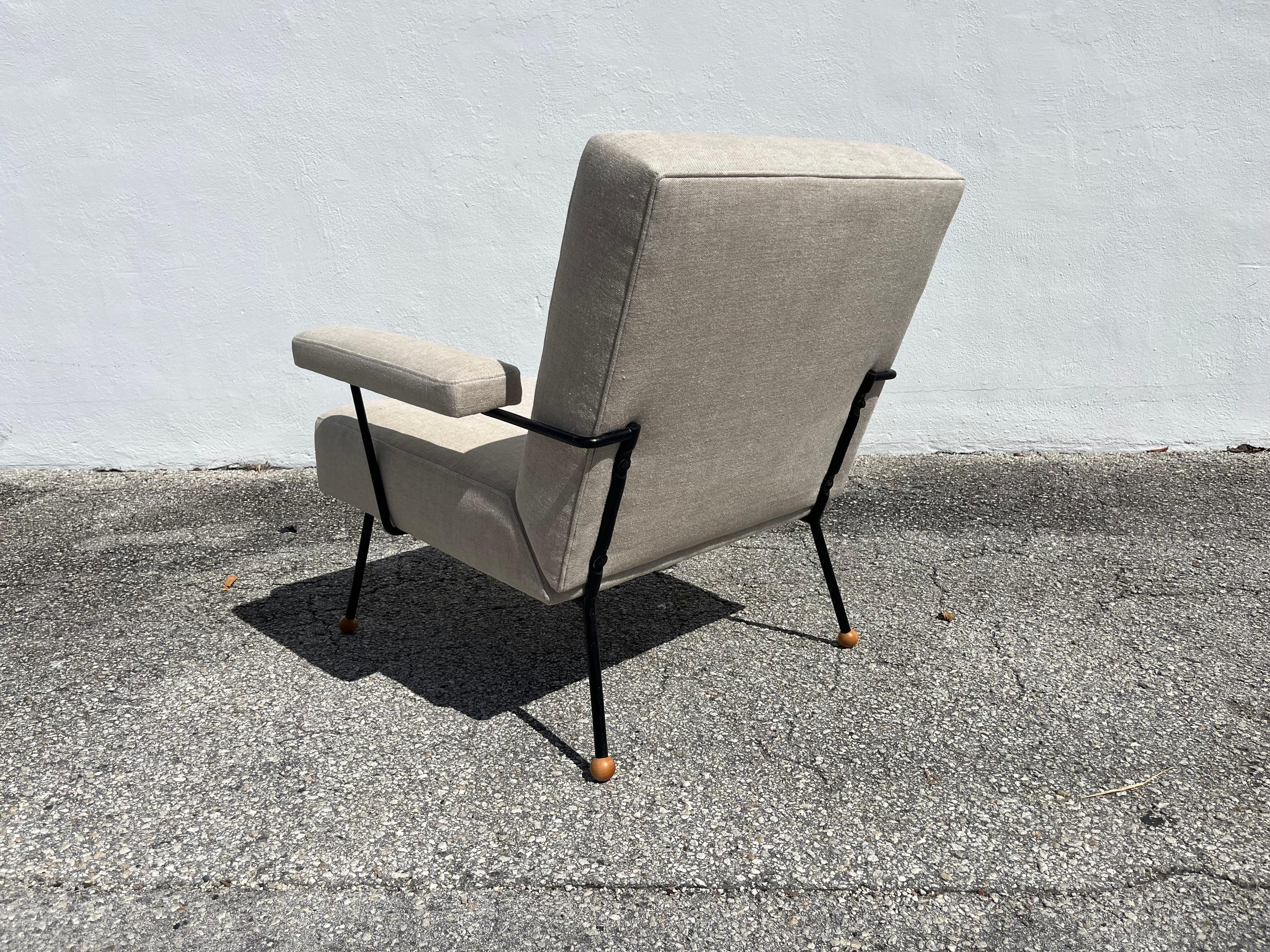 Silla de salón de los años 50 atribuida a Milo Baughman, hierro negro, lino Kravet Beligan mediados del siglo XX en venta