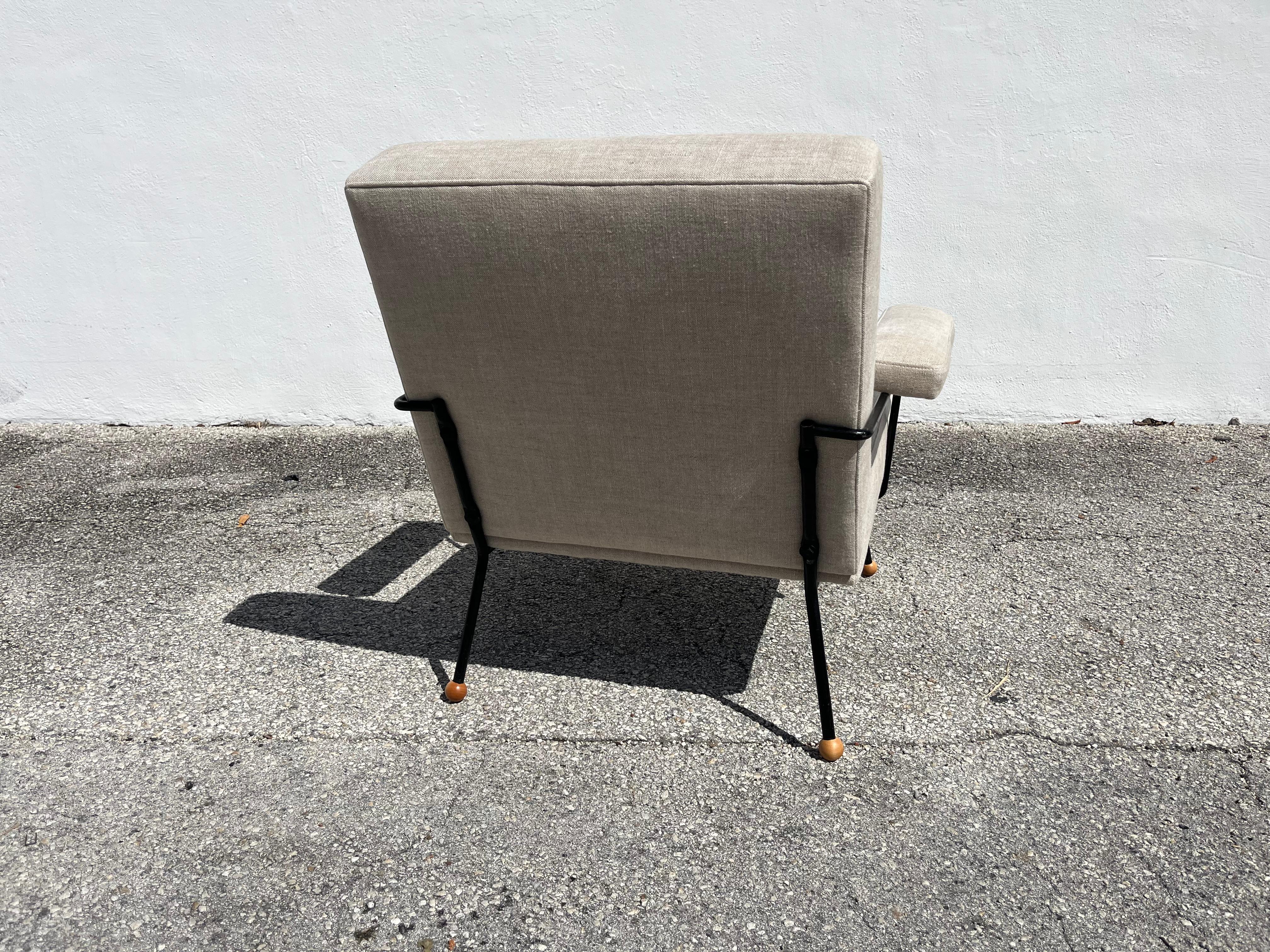 Silla de salón de los años 50 atribuida a Milo Baughman, hierro negro, lino Kravet Beligan Hierro en venta