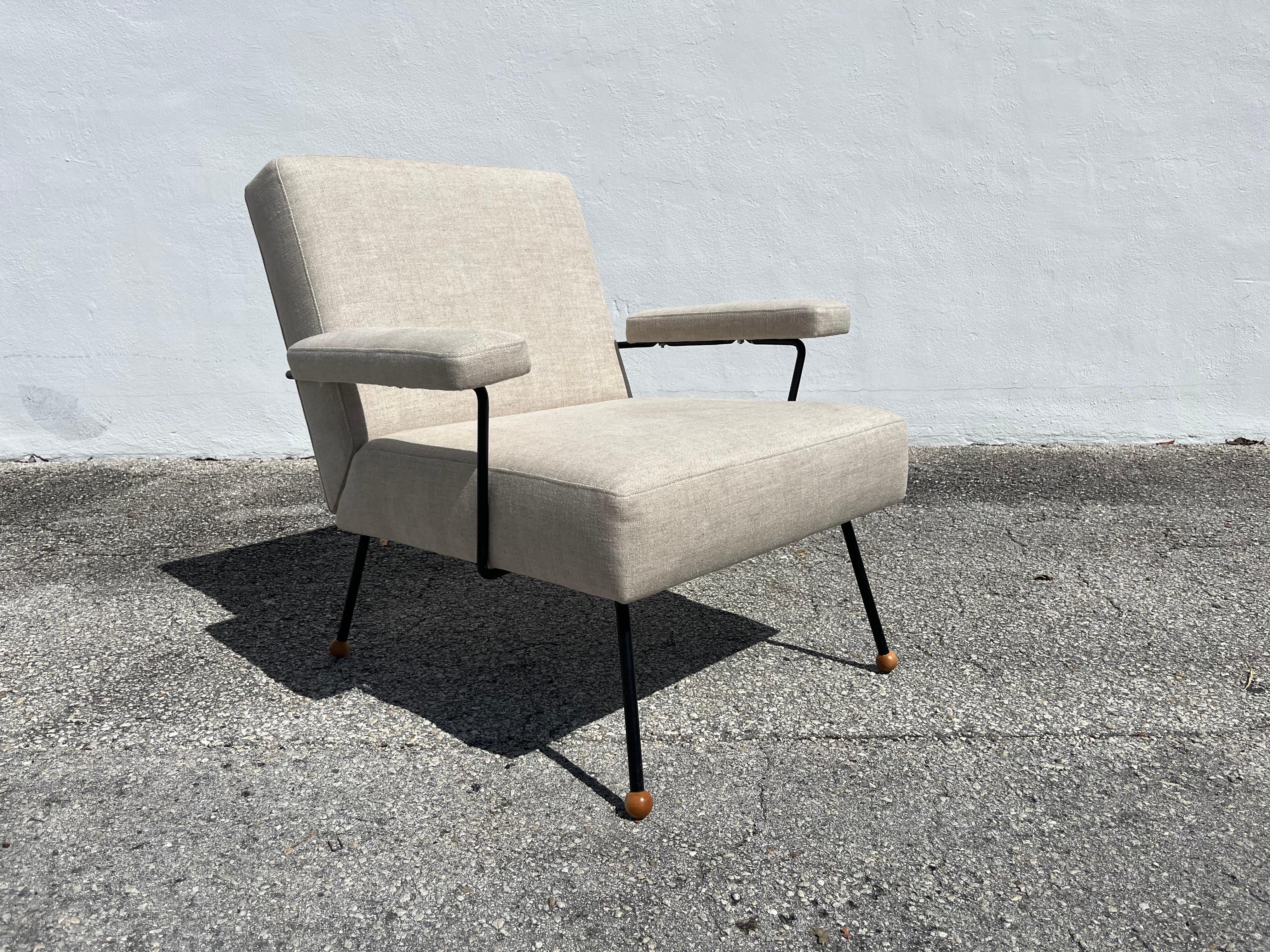 Silla de salón de los años 50 atribuida a Milo Baughman, hierro negro, lino Kravet Beligan en venta 1