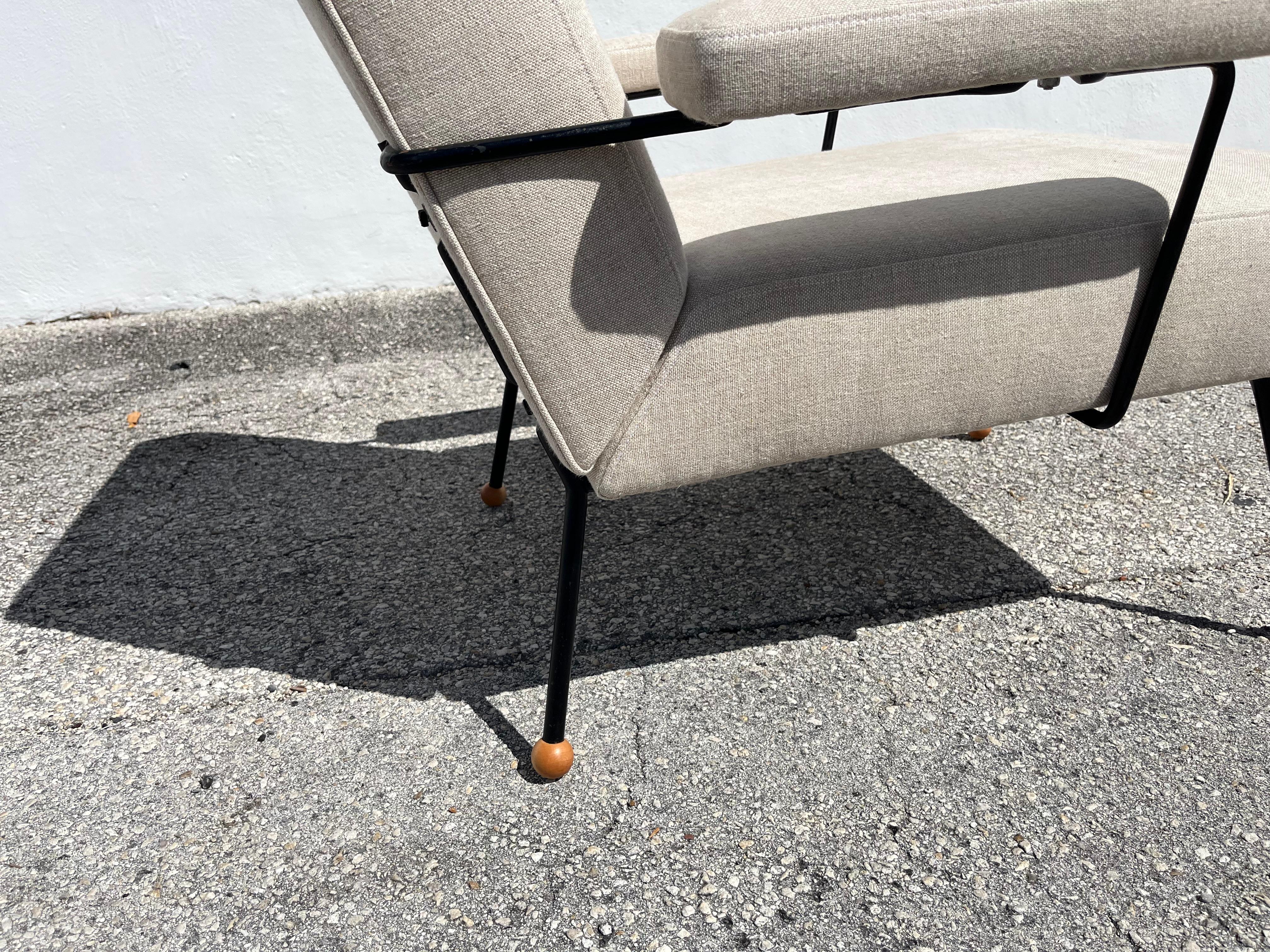 Silla de salón de los años 50 atribuida a Milo Baughman, hierro negro, lino Kravet Beligan en venta 2