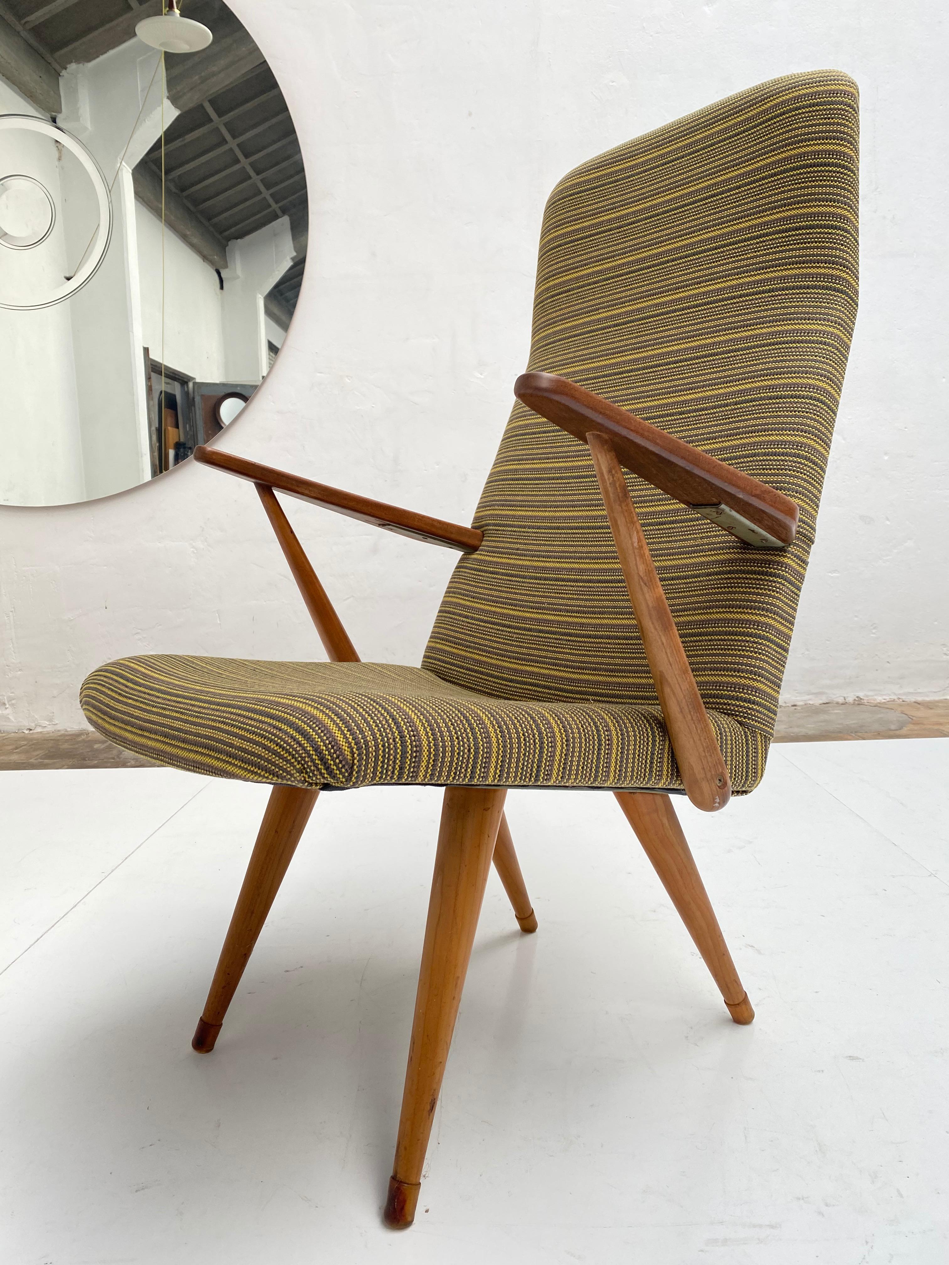 Chaise longue du fabricant suédois Akerblom.

Pieds et bras en bouleau massif avec cadre en acier

Nouvellement tapissé d'une tapisserie rayée vert moutarde et jaune de De Ploeg.