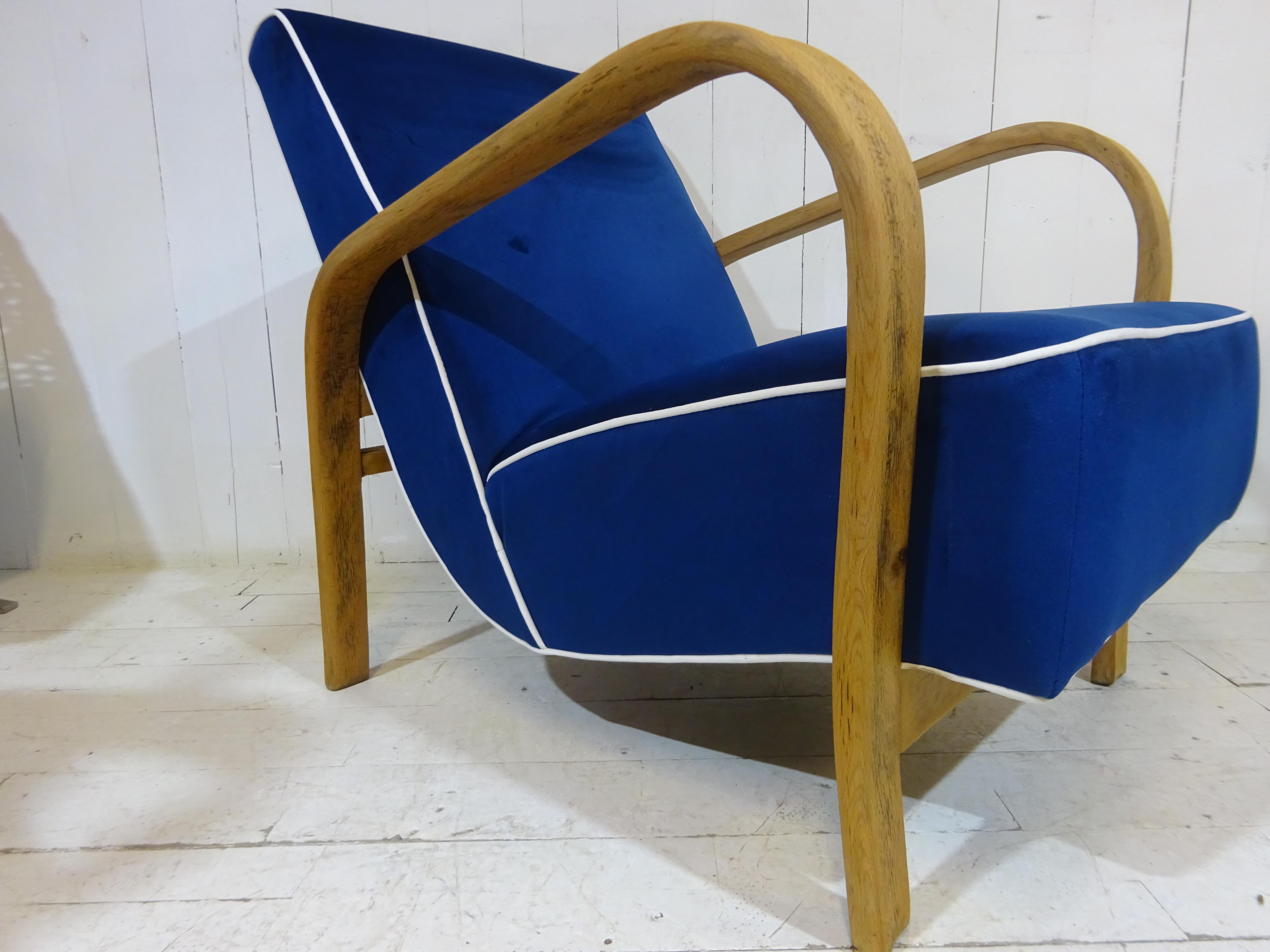 Lounge chair 

Love the design, textures and form of this lovely 1950's lounge chair. 

An original and elegant chair made circa mid 1950's. In the style and shape of the famous Halabala armchair but made by Interior Praha. 

The frame is