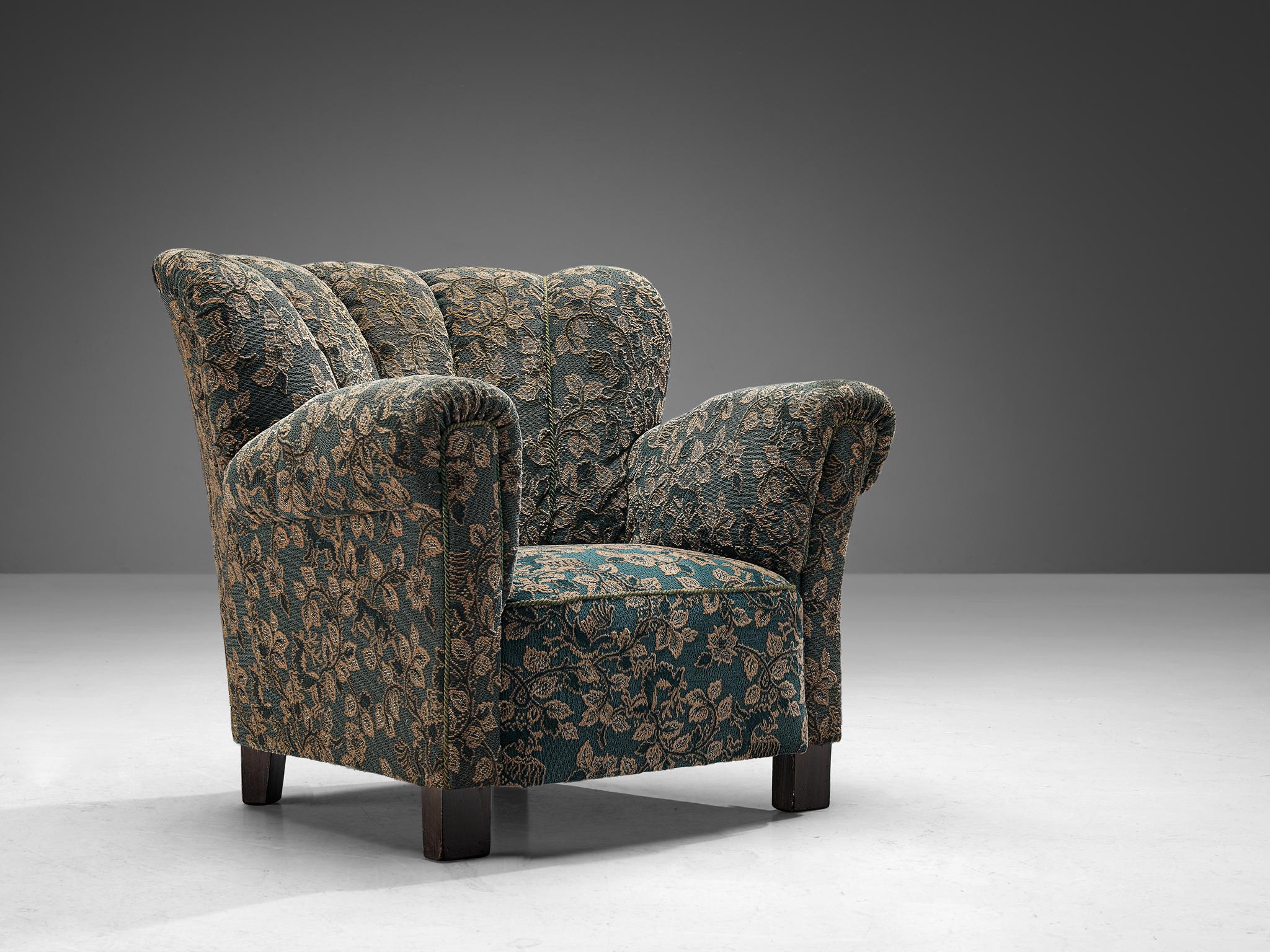 Sedia da salotto, tessuto, faggio macchiato, Repubblica Ceca, anni '50.

Questo design è costruito a forma di conchiglia composta da linee divergenti che conferiscono un aspetto più aperto e invitante a un design piuttosto solido. La tappezzeria è