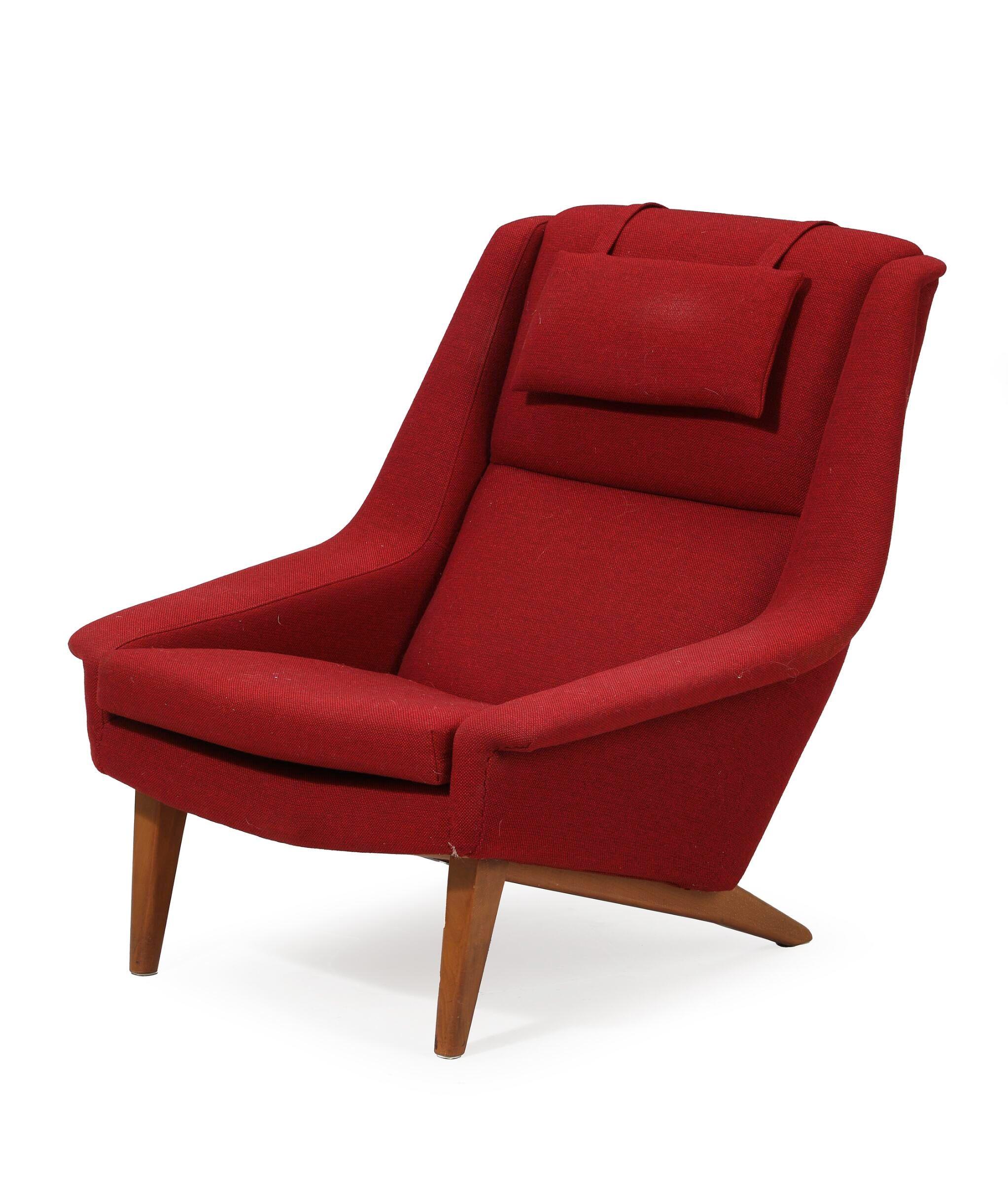 Beautiful very dynamic designed lounge chair by Folke Ohlsson made in Denmark for Fritz Hansen in the late 1950s. High quality lounge chair characterized by a stylish timeless design with elegant shapes and clean dynamic lines. Slightly wing-shaped