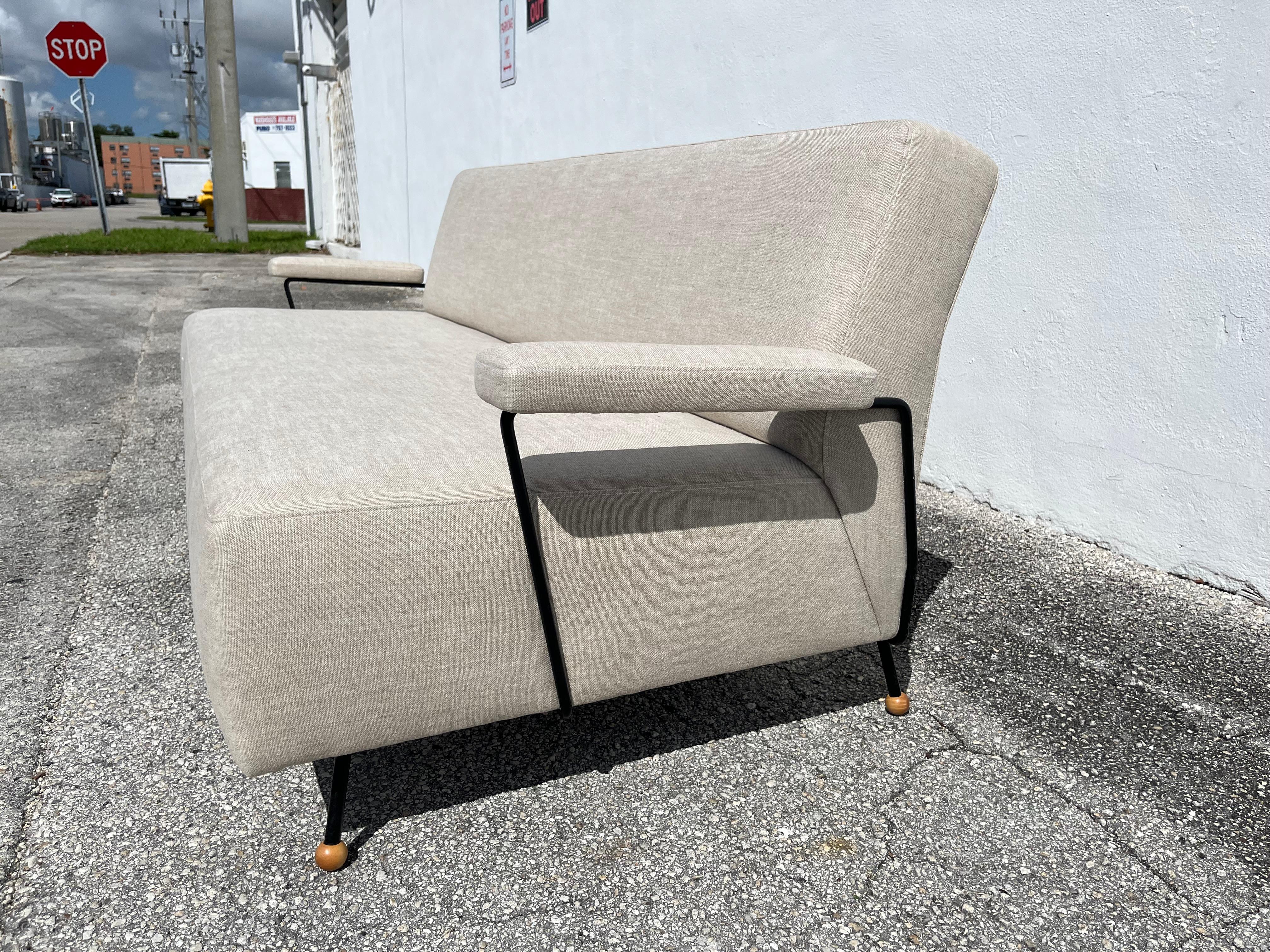 Sofá de salón de los años 50 atribuido a Milo Baughman, hierro negro, lino Kravet Beligan en venta 5