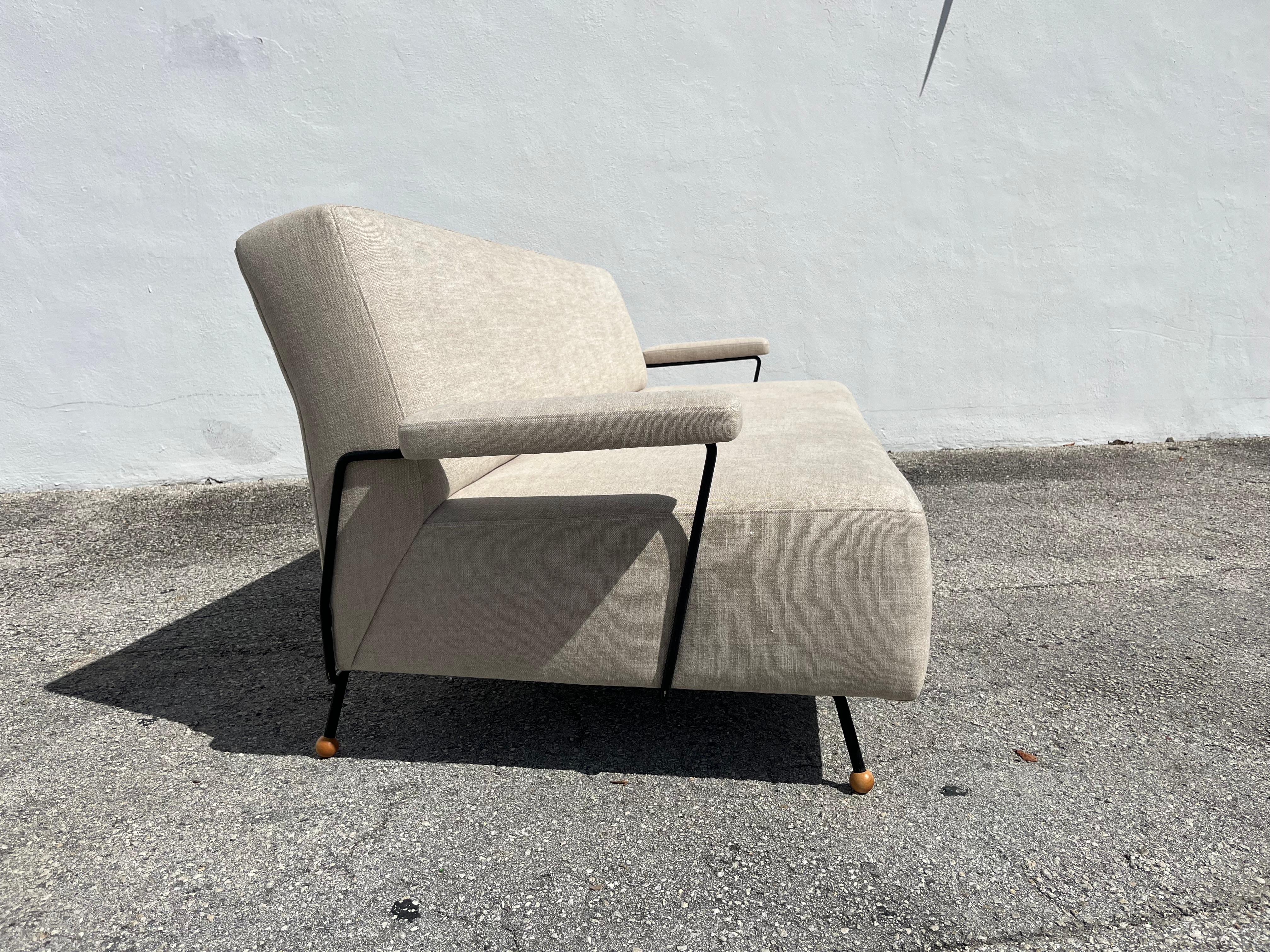 Sofá de salón de los años 50 atribuido a Milo Baughman, hierro negro, lino Kravet Beligan en venta 6