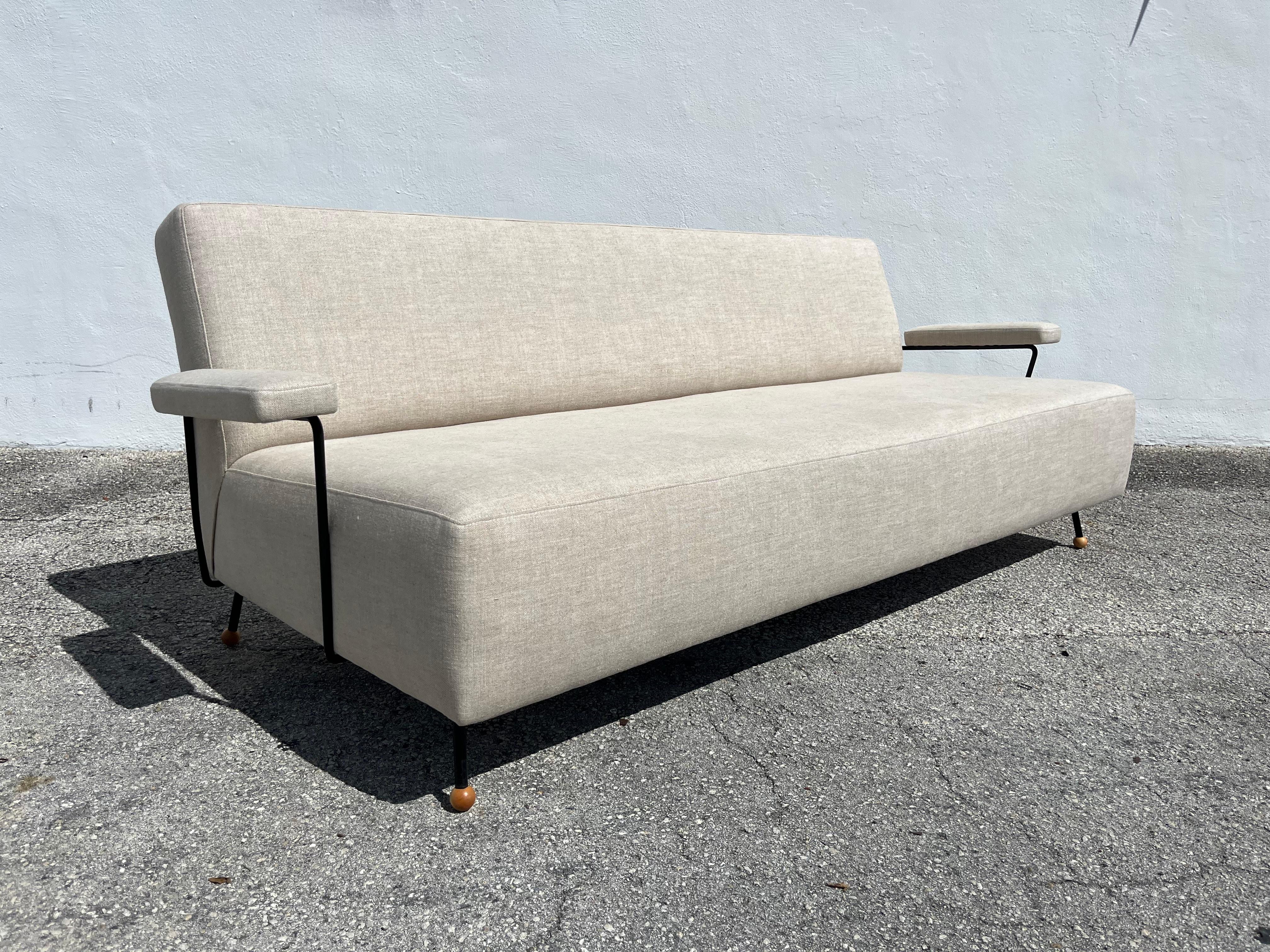 Sofá de salón de los años 50 atribuido a Milo Baughman, hierro negro, lino Kravet Beligan en venta 7