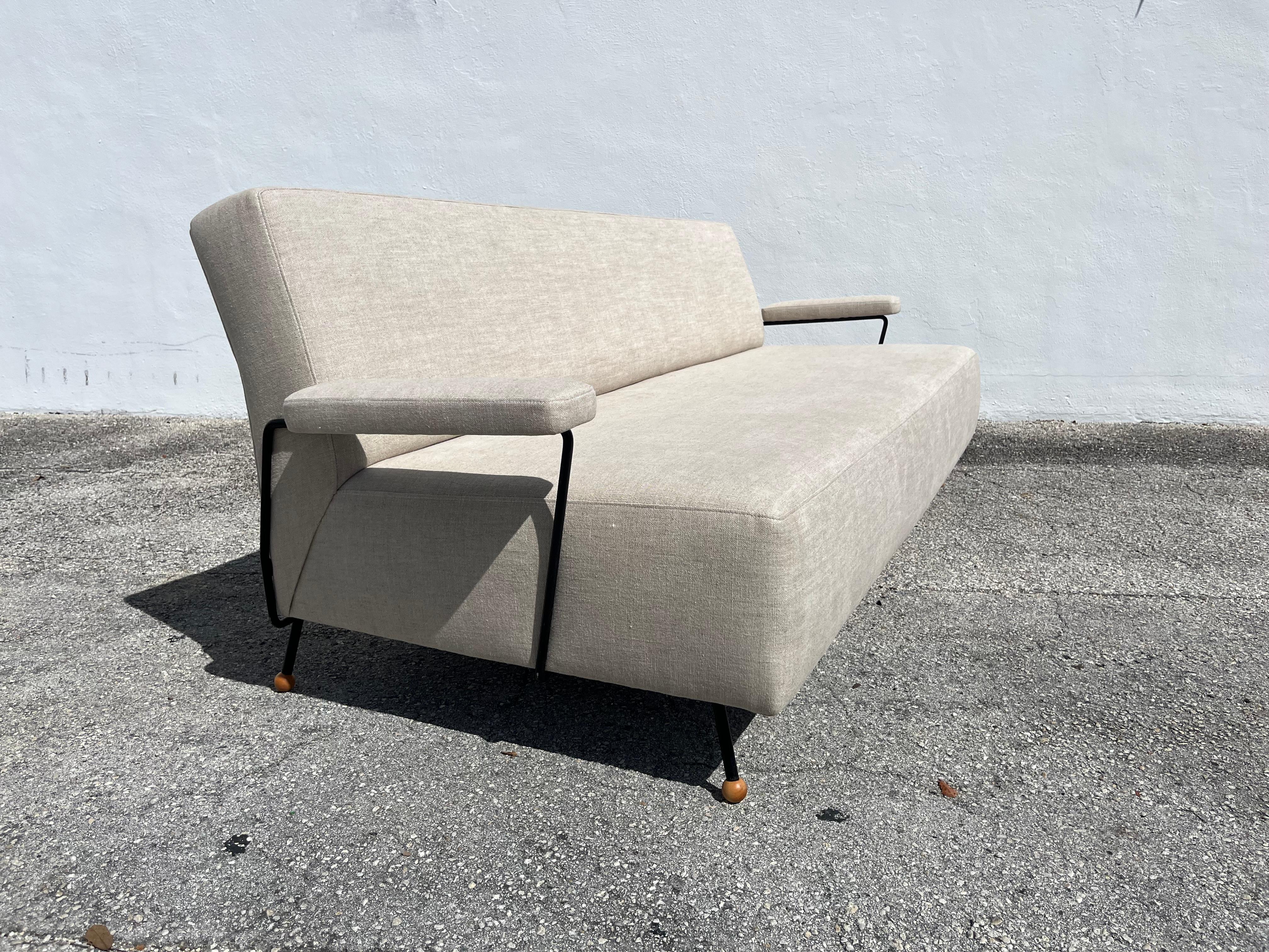 Sofá de salón de los años 50 atribuido a Milo Baughman, hierro negro, lino Kravet Beligan en venta 8