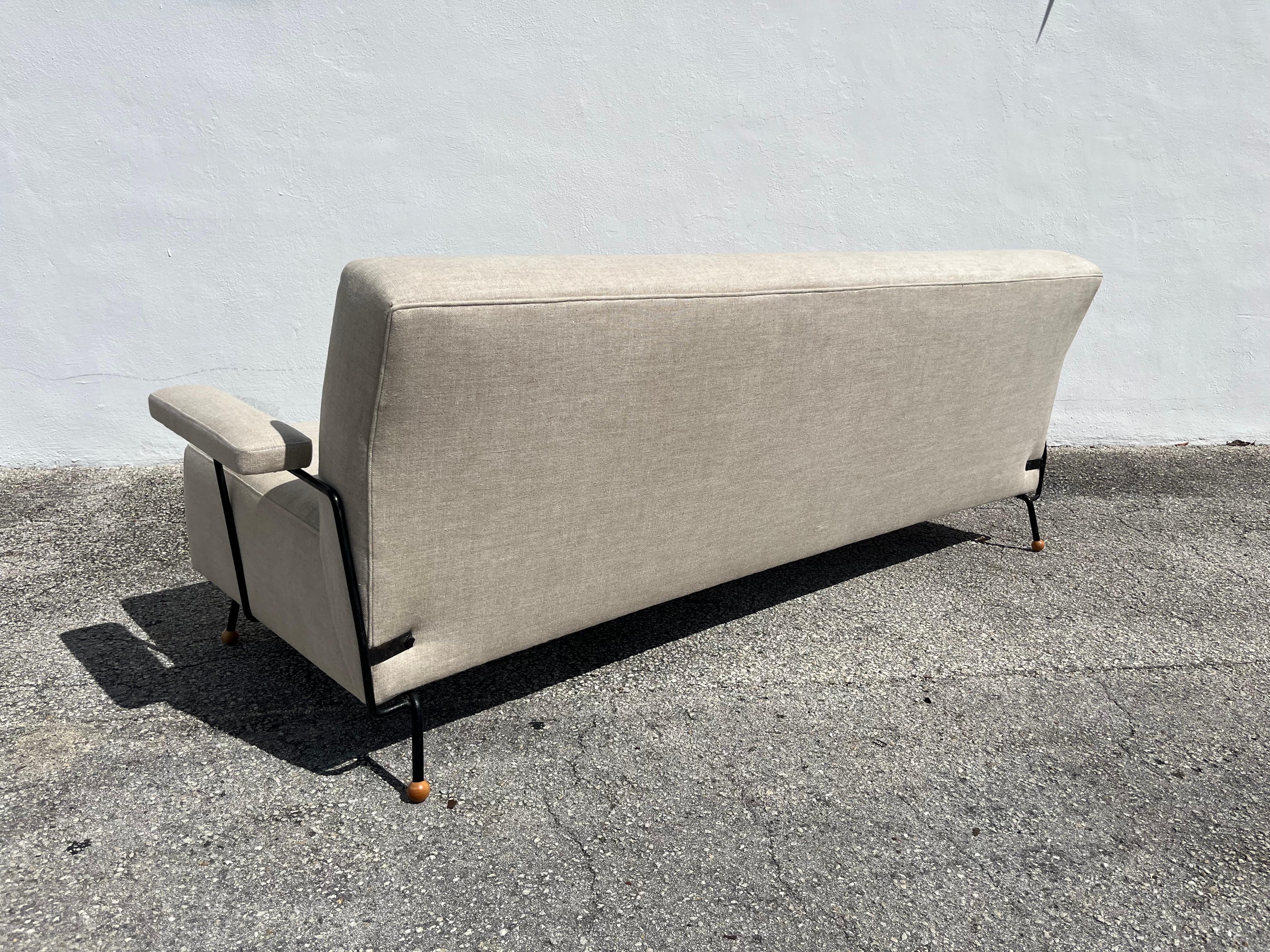 Sofá de salón de los años 50 atribuido a Milo Baughman, hierro negro, lino Kravet Beligan en venta 9