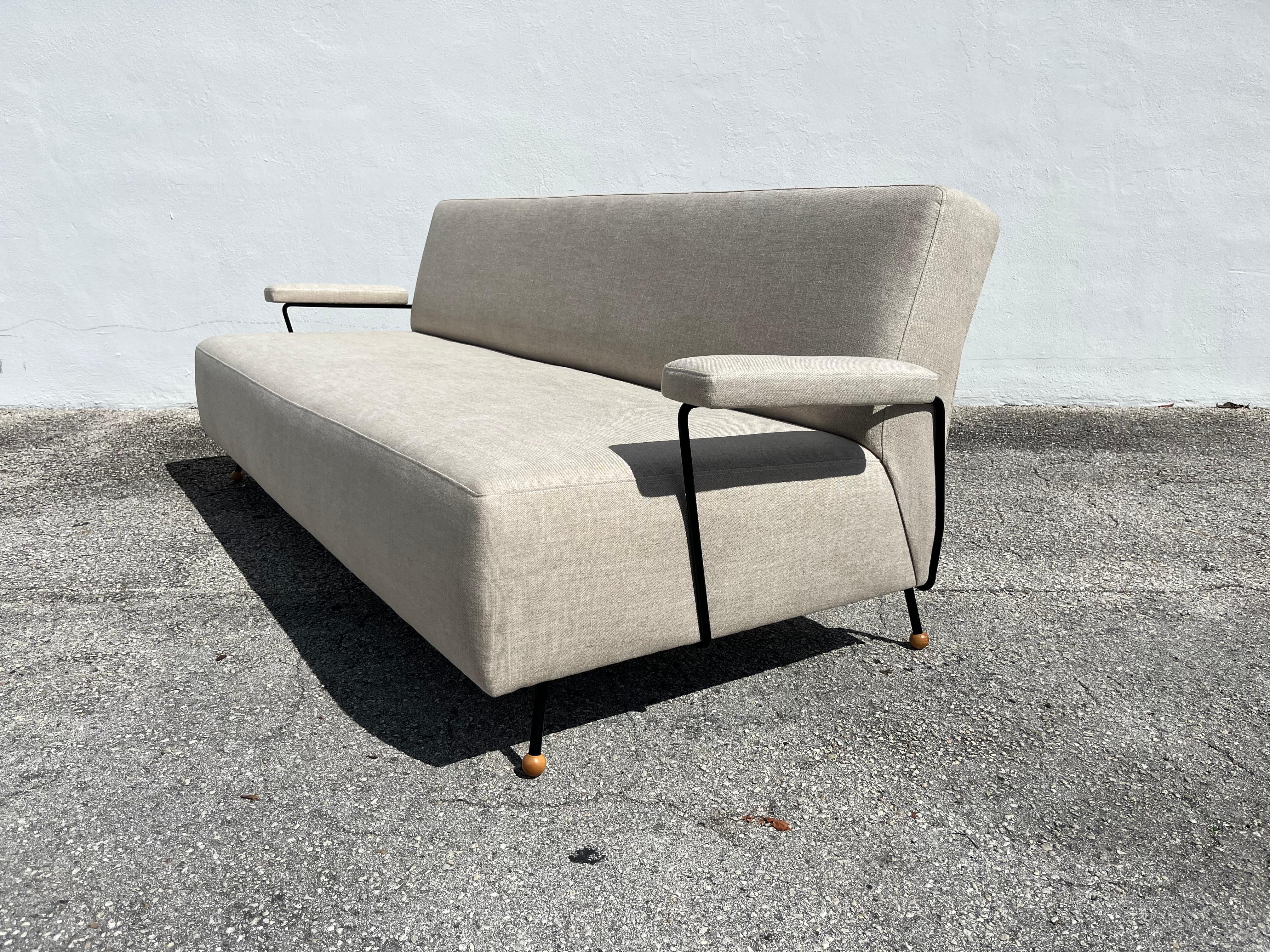 Sofá de salón de los años 50 atribuido a Milo Baughman, hierro negro, lino Kravet Beligan en venta 10