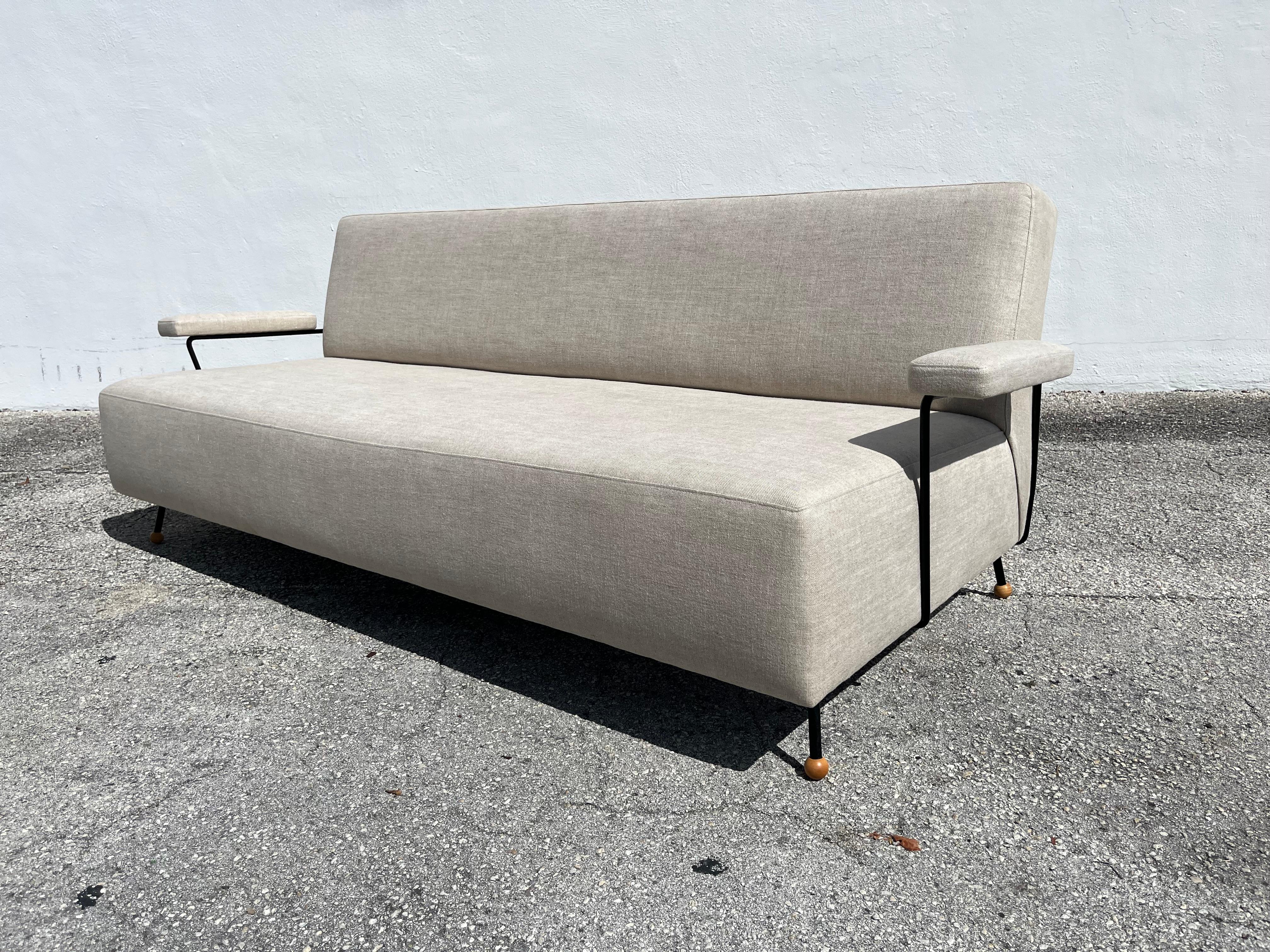 Sofá de salón de los años 50 atribuido a Milo Baughman, hierro negro, lino Kravet Beligan en venta 11