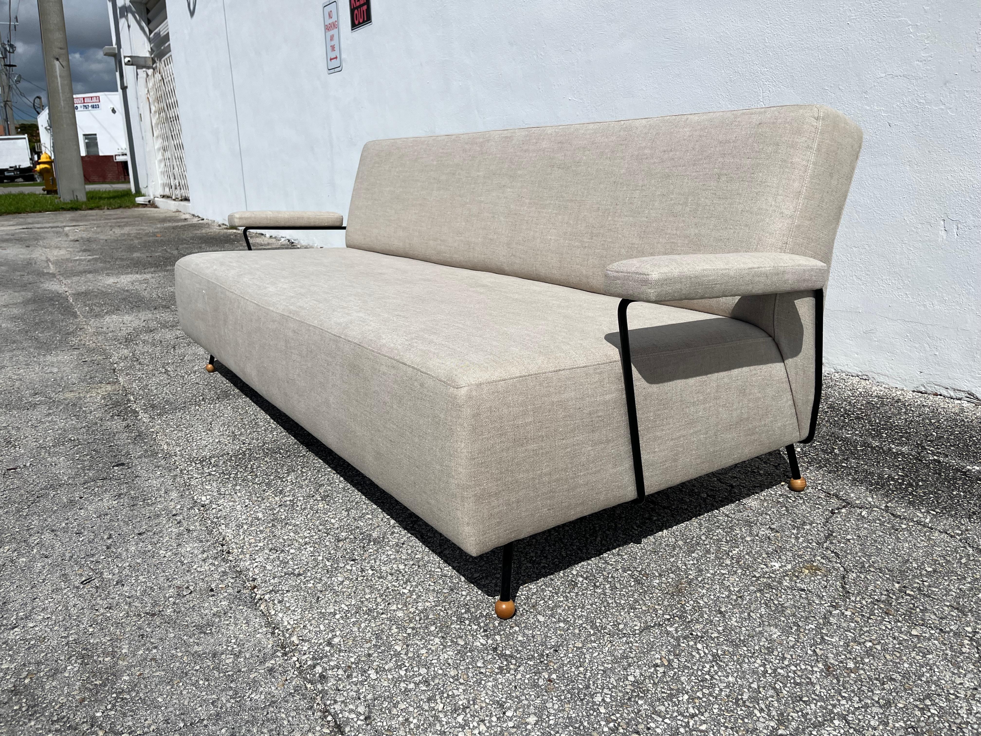 Sofá de los años 50 atribuido a Milo Baughman, estructura y patas de hierro negro, recién retapizado en lino Kravet 100% Beligan. Disponible tumbona a juego.