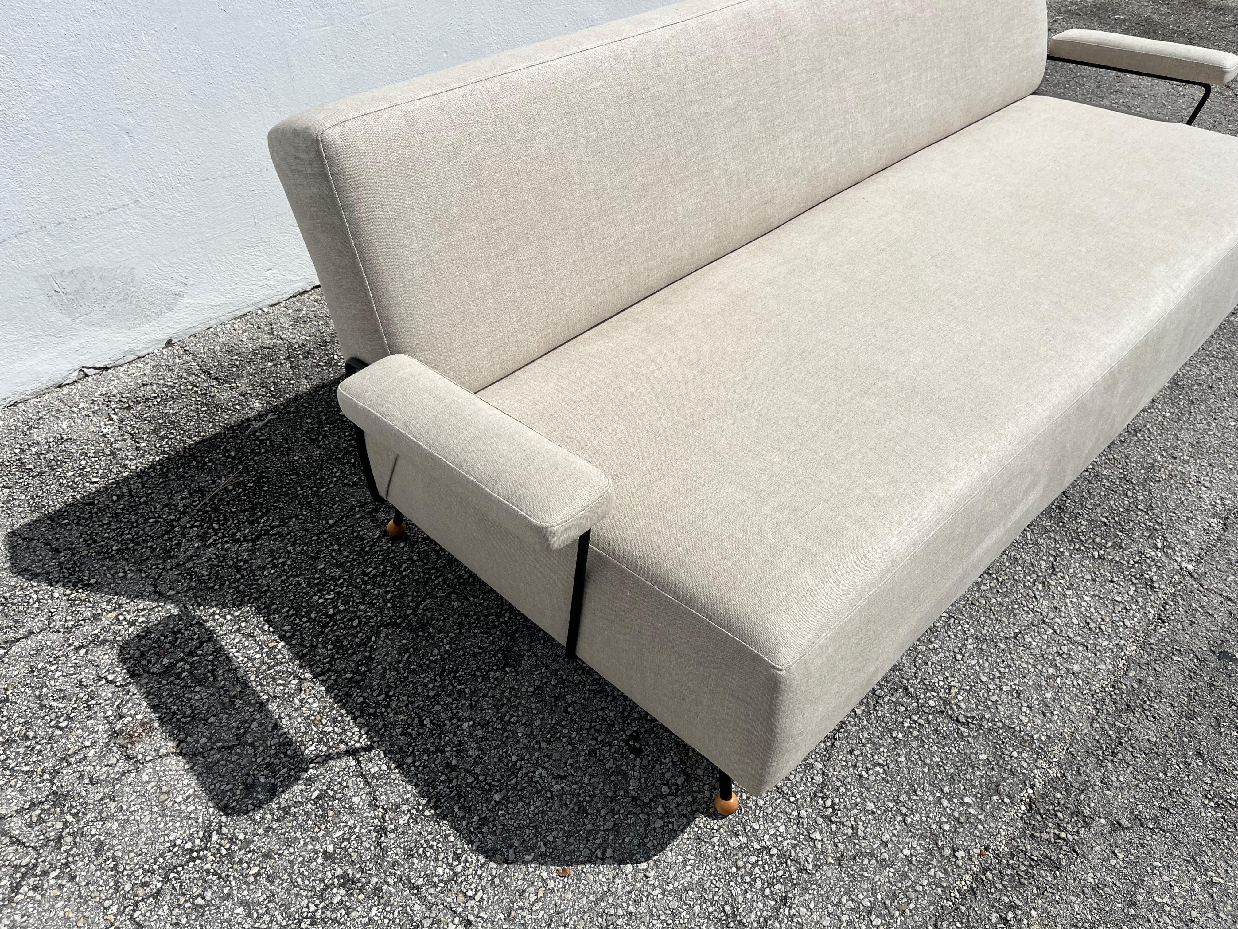 Sofá de salón de los años 50 atribuido a Milo Baughman, hierro negro, lino Kravet Beligan en Excelente estado para la venta en Miami, FL