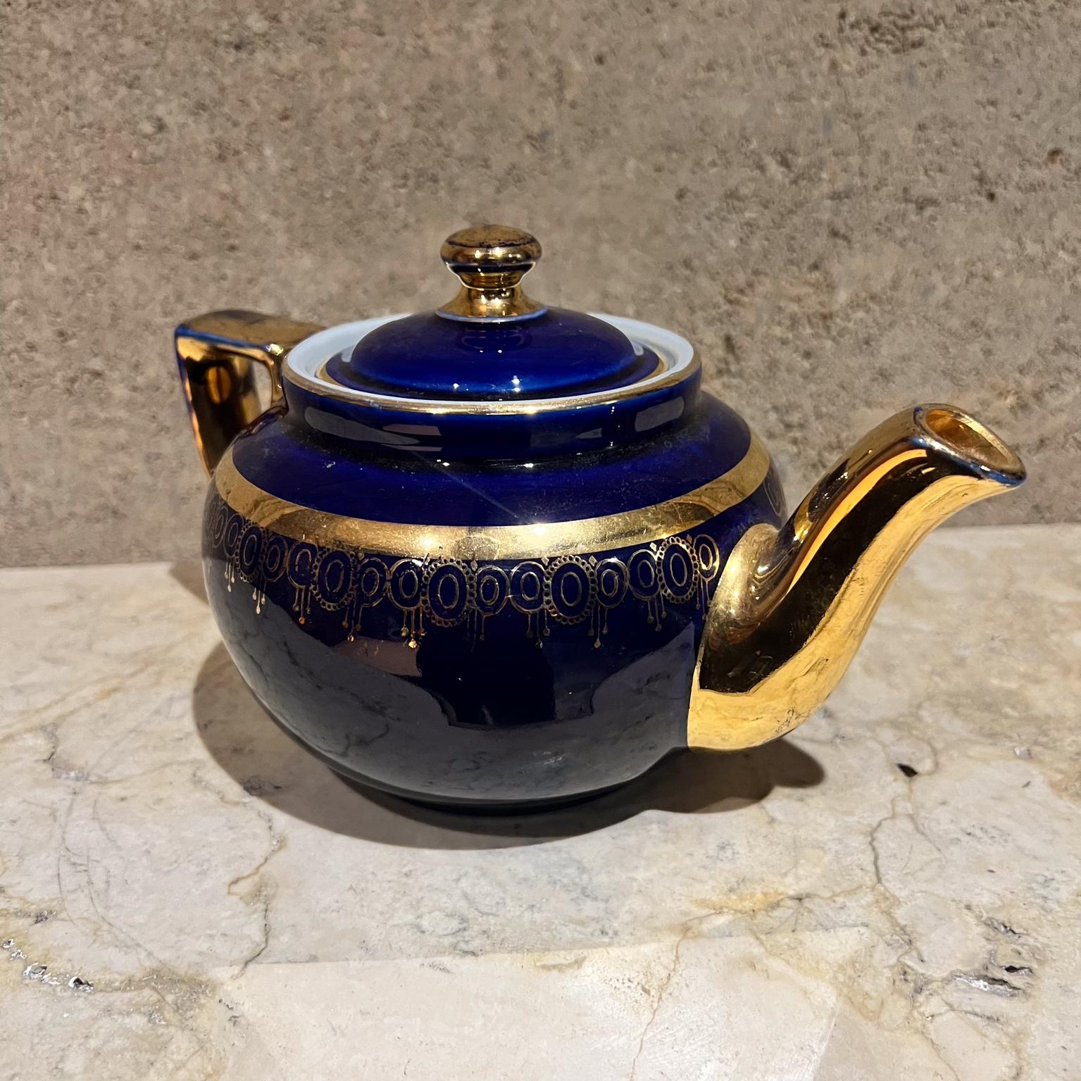 Mid-Century moderno Teiera in ceramica di Hall China Company del 1950 Blu scuro e oro in vendita