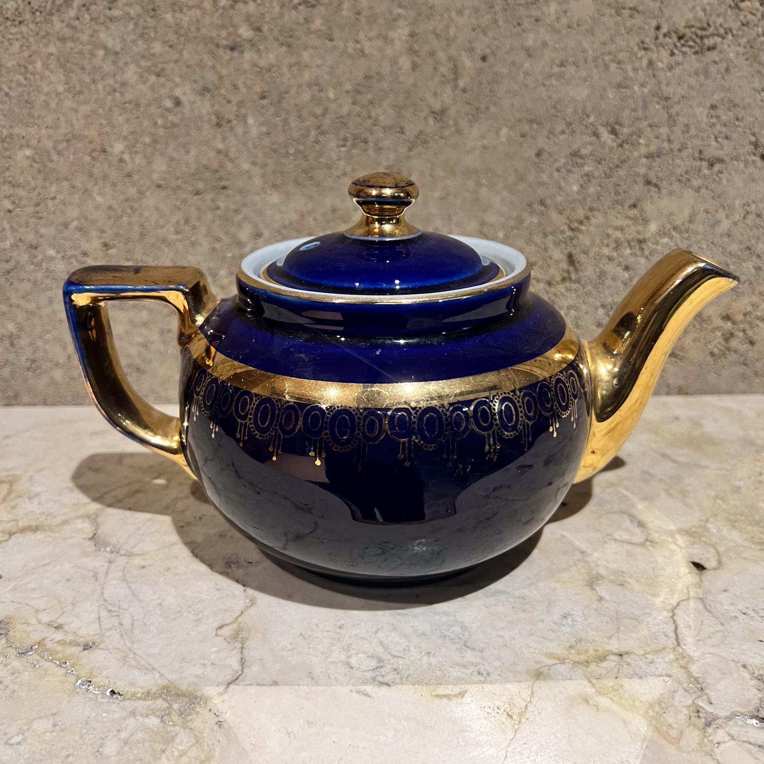 Ceramica Teiera in ceramica di Hall China Company del 1950 Blu scuro e oro in vendita