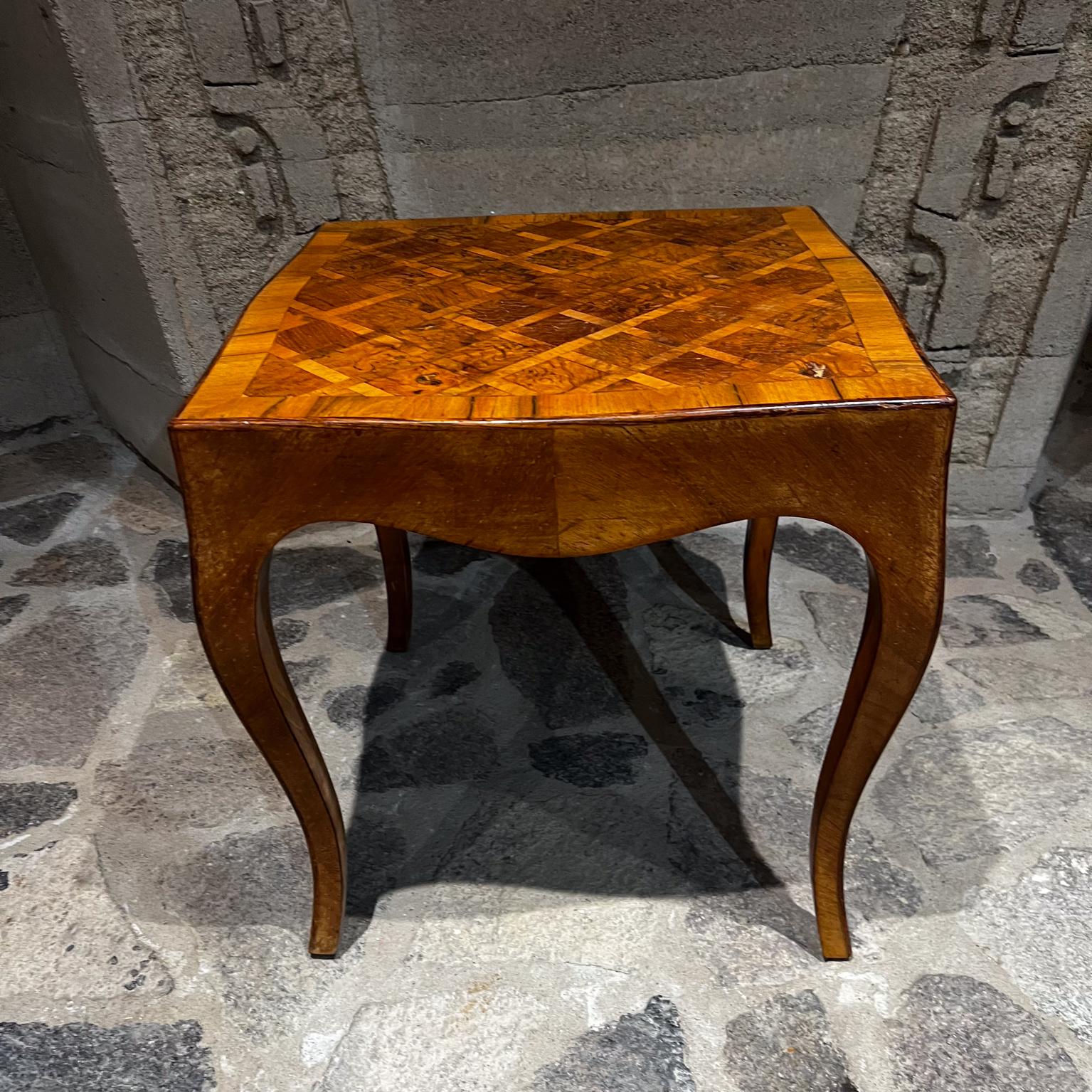 1950s Lovely Italian side table cabriole leg 
Wood marquetry inlaid top.
21 x 21 x 22 h
Label.
Original unrestored vintage condition
See all images provided