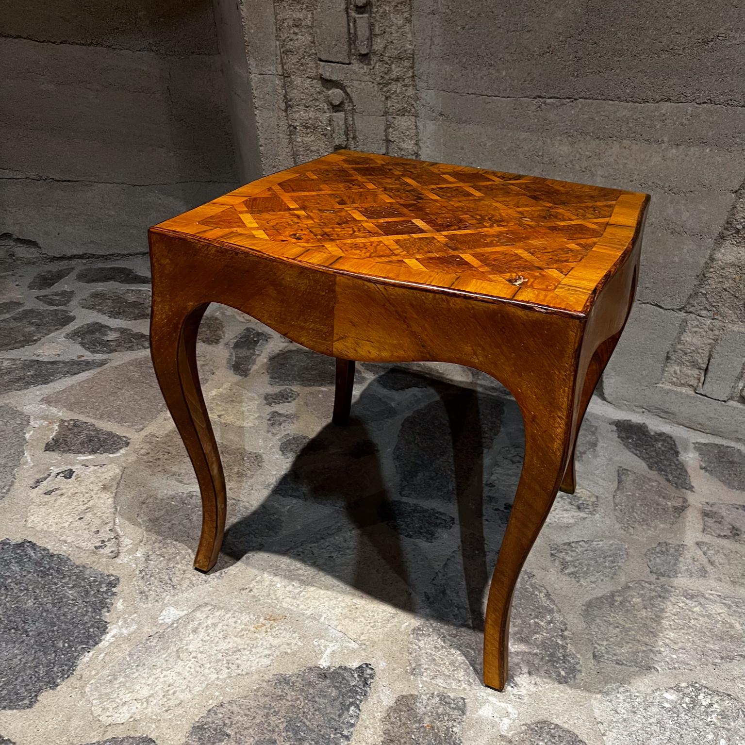 1950s Italian Cabriole Side Table Wood Inlay Italy In Good Condition For Sale In Chula Vista, CA