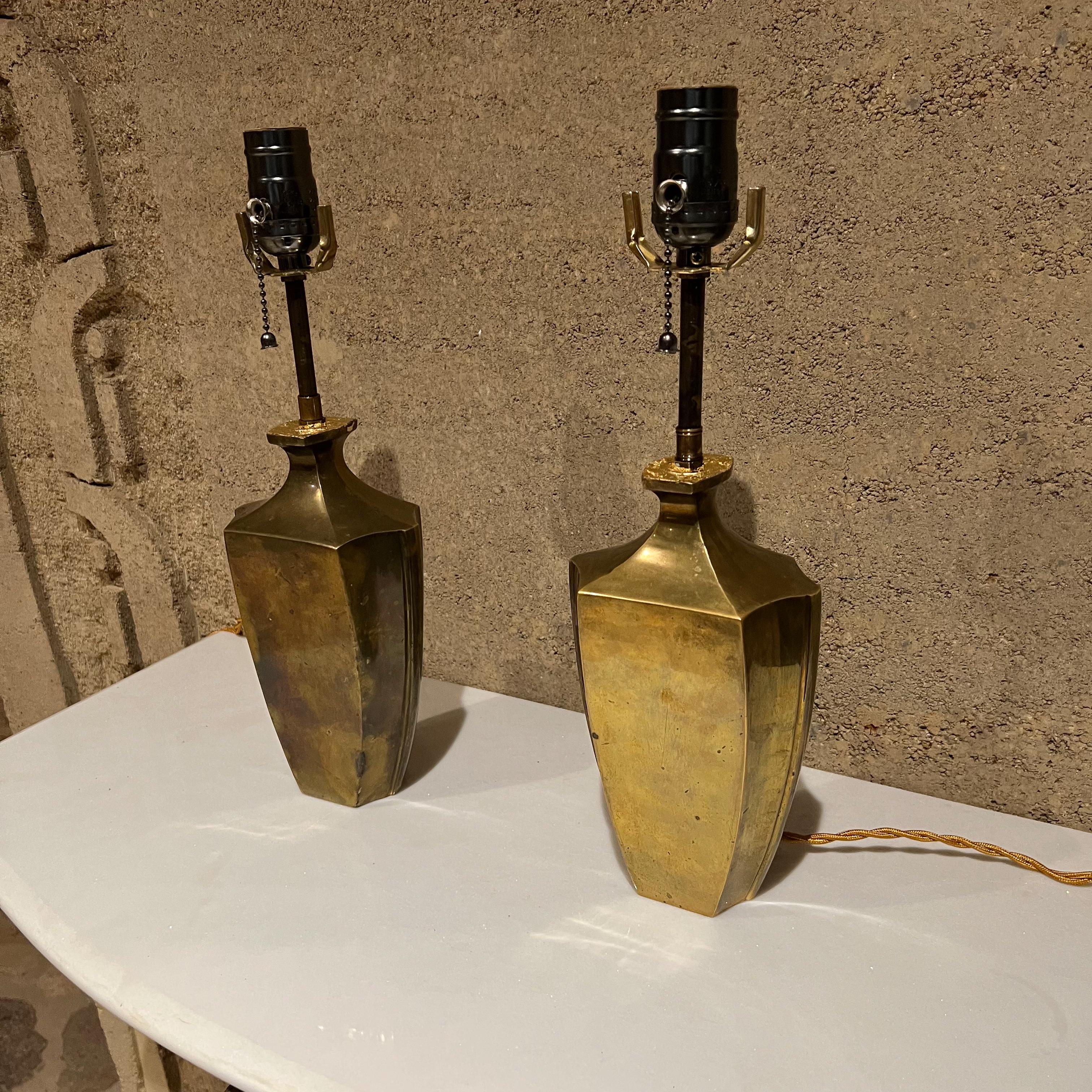 Jolie paire de lampes de table françaises en bronze des années 1950, fabriquées en France en vente 3