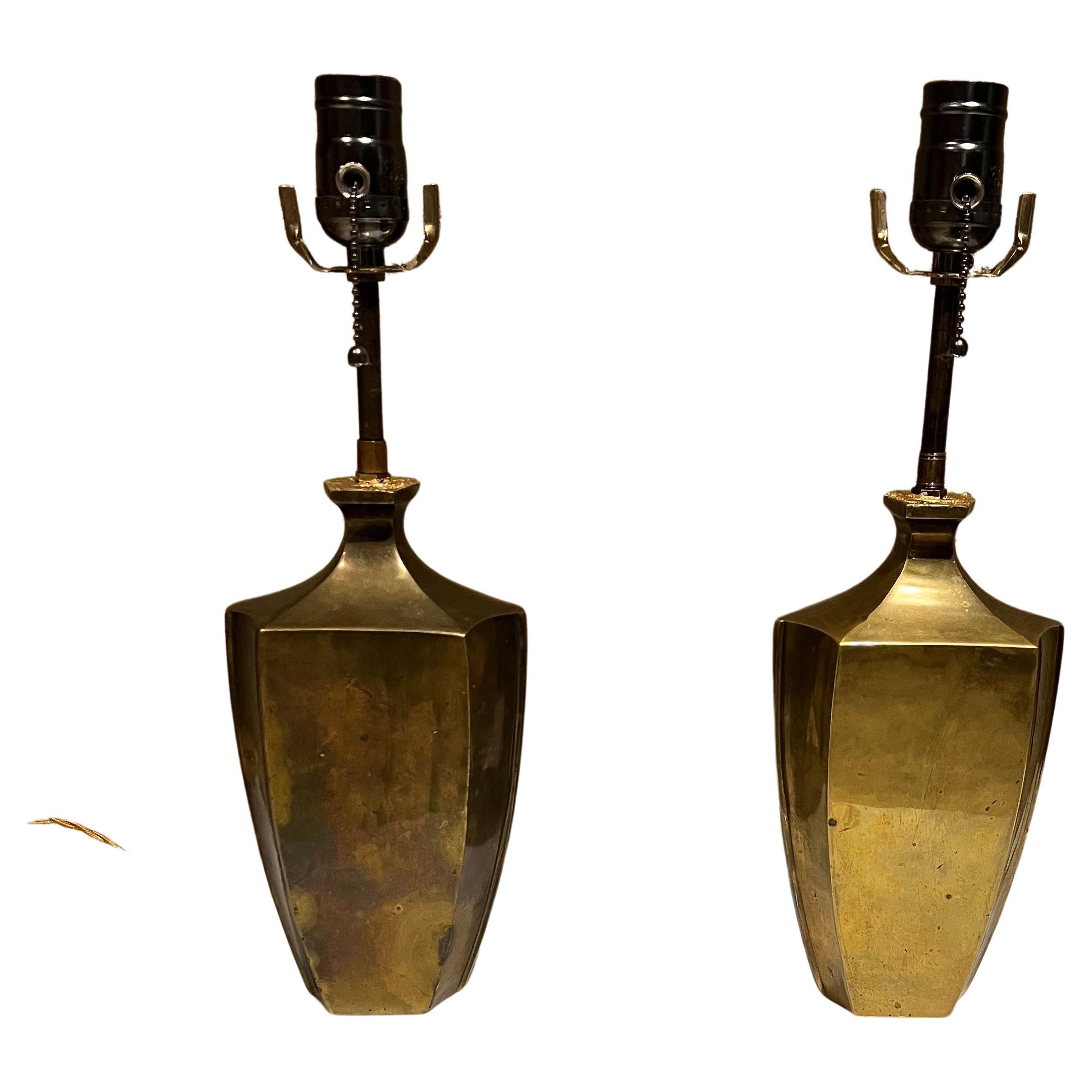 Pareja de lámparas de mesa francesas de bronce de los años 50
fabricado en Francia.
15 alto x 5 ancho x 3 fondo
Retroadaptado, recableado para EE.UU. Cables, enchufes y clavijas nuevos.
Probado y funcionando. 
Estado de segunda mano vintage sin