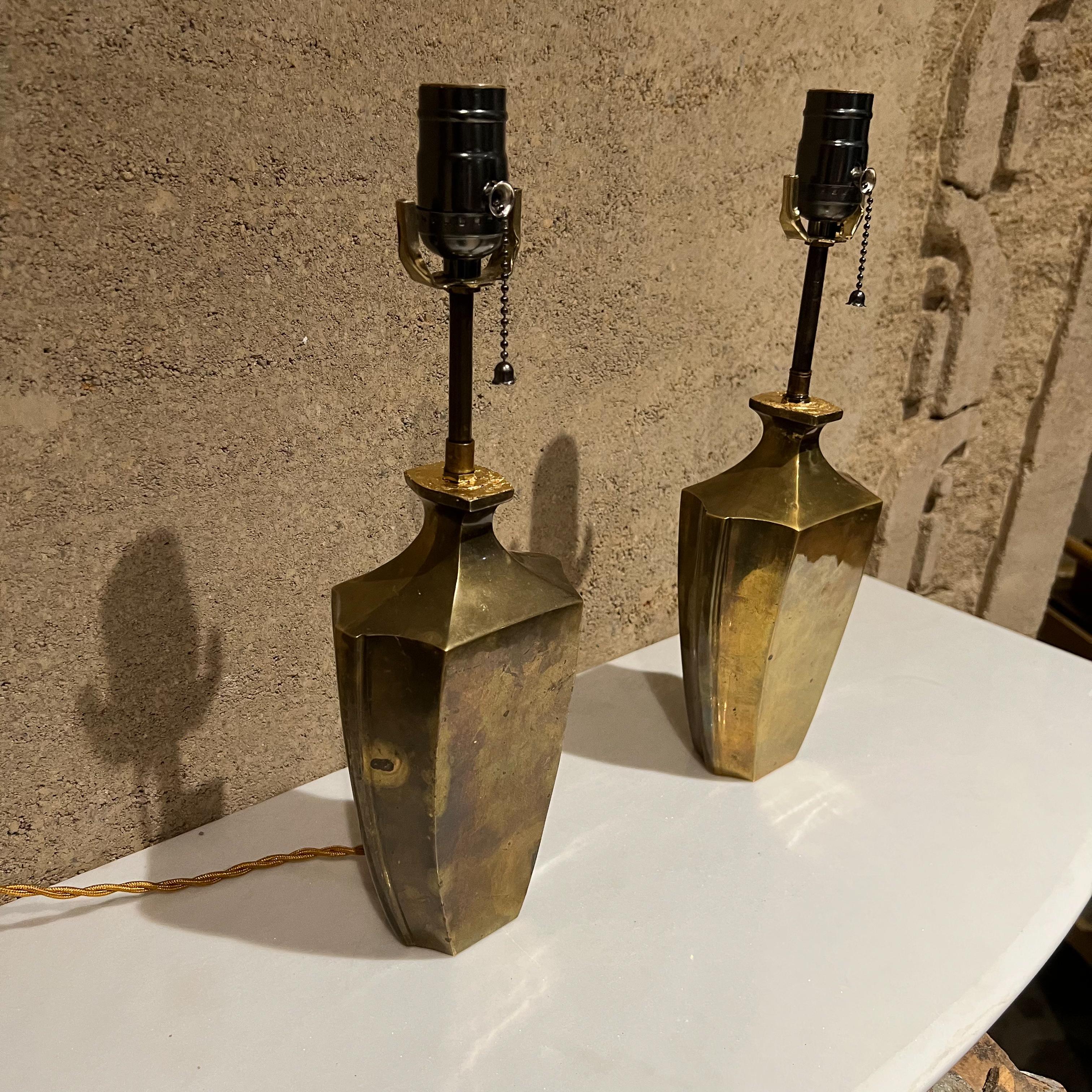 Bronze Jolie paire de lampes de table françaises en bronze des années 1950, fabriquées en France en vente